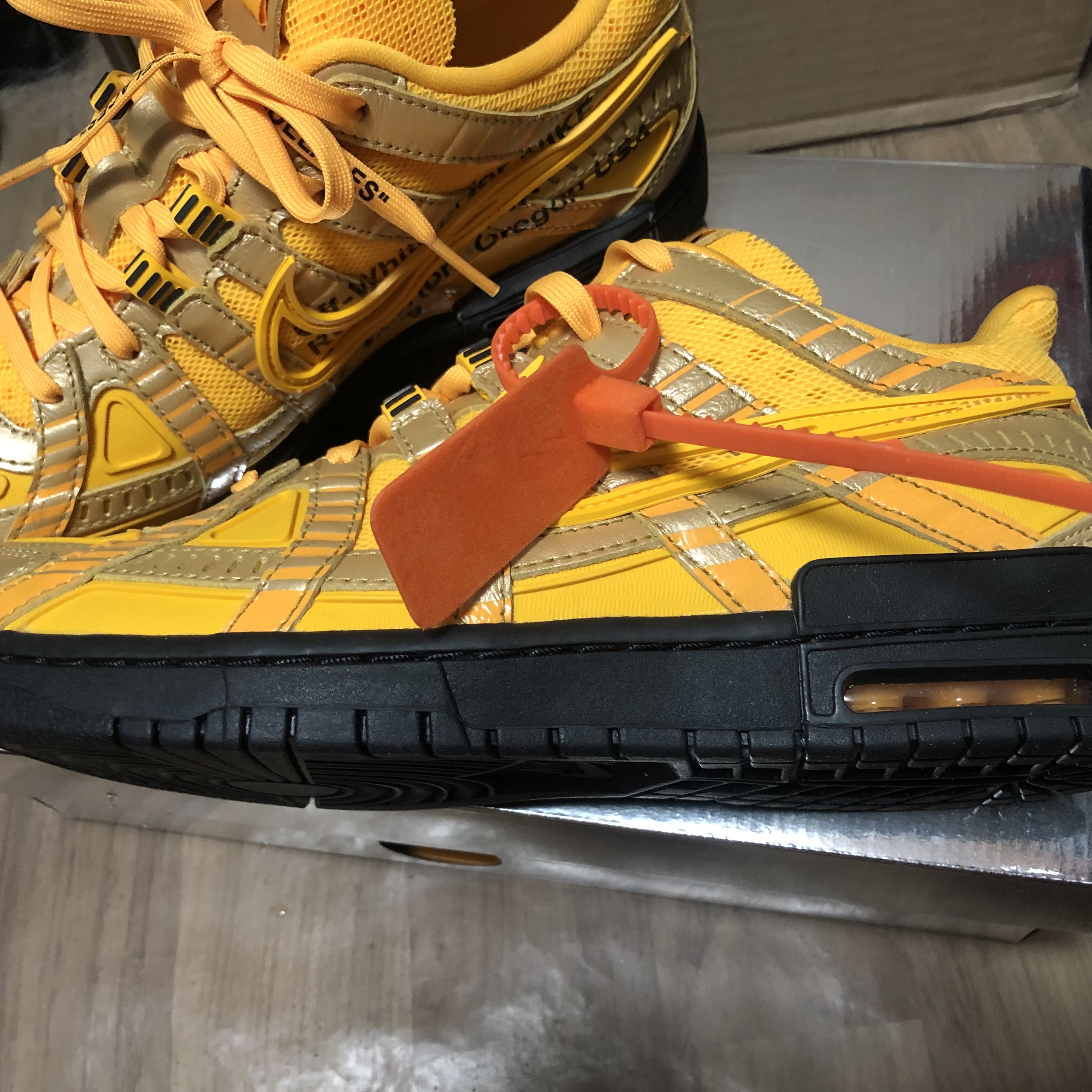 Nike x Off-White Air Rubber Dunk University Gold 착용 스타일 - 3