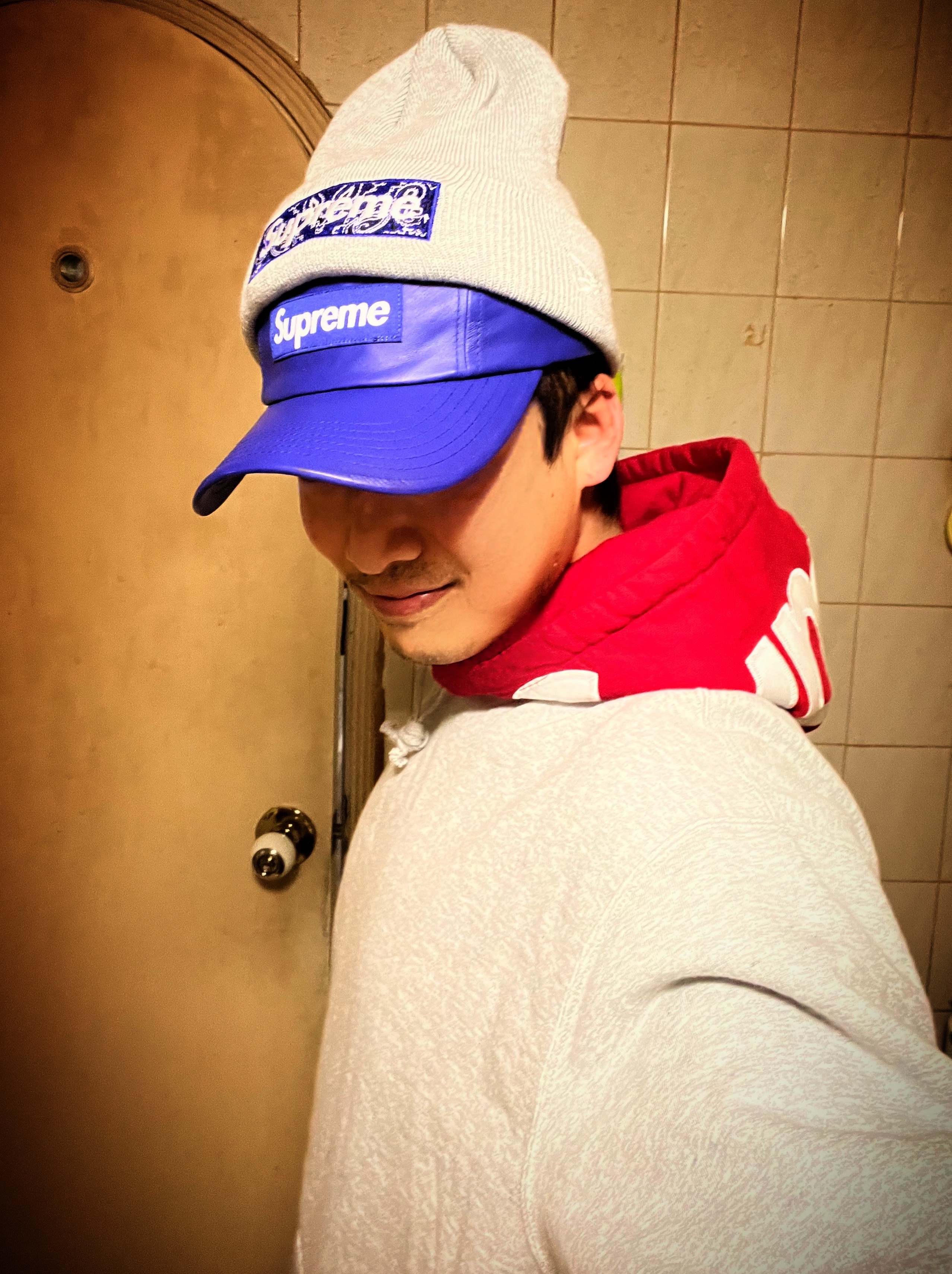 Supreme Contrast Hooded Sweatshirt Heather Grey - 21FW, Supreme Leather Camp Cap Royal - 21SS 착용 스타일 - 5