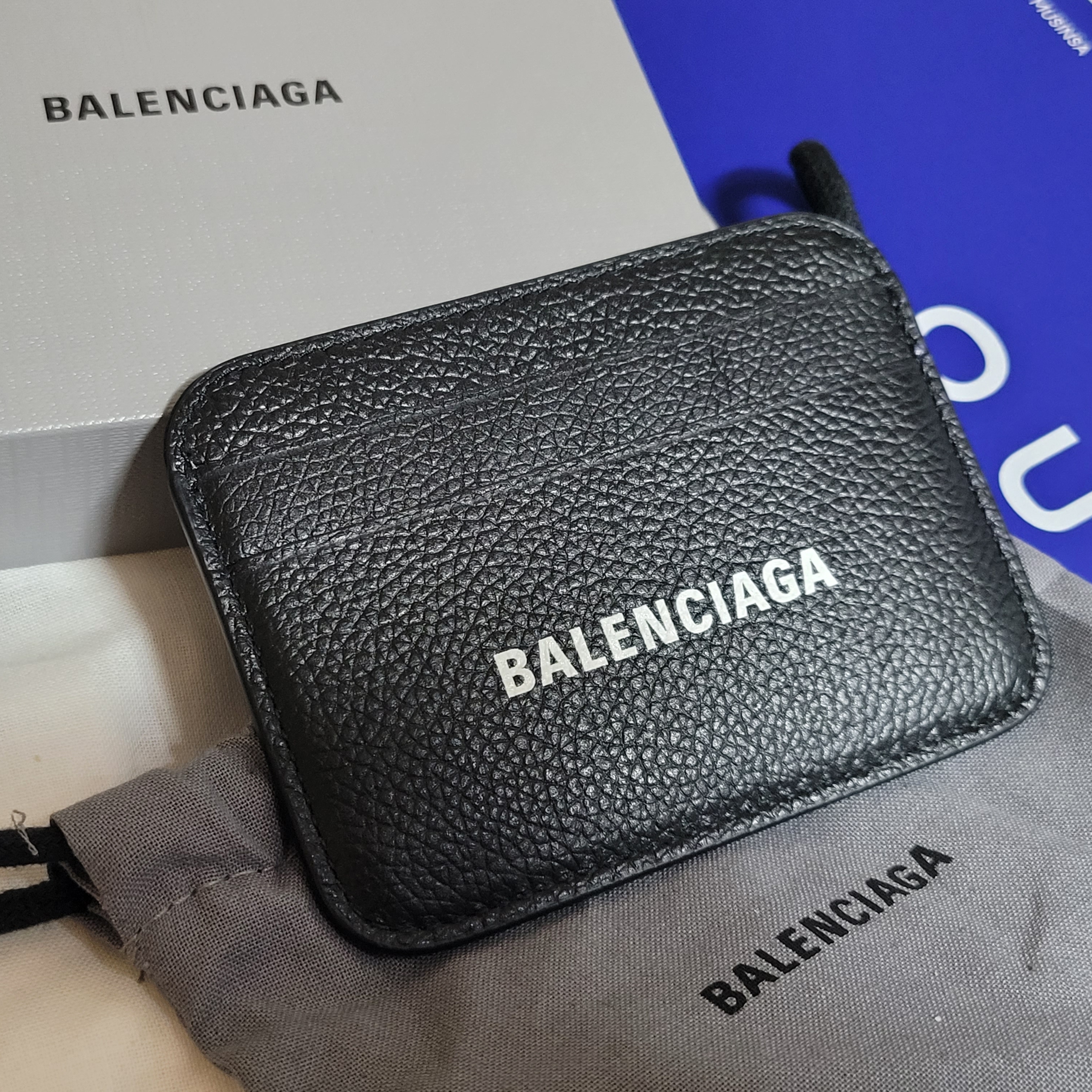 Balenciaga Grainy Leather Cash Card Holder Black 착용 스타일