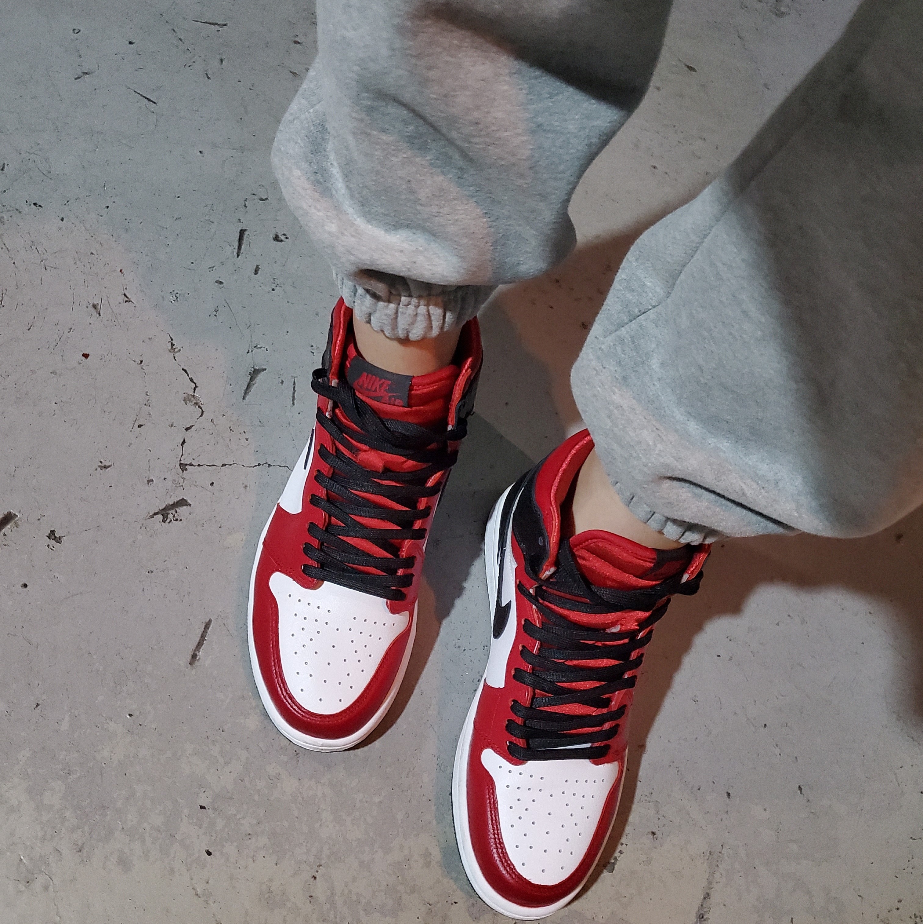 (W) Jordan 1 Retro High Satin Red 착용 스타일