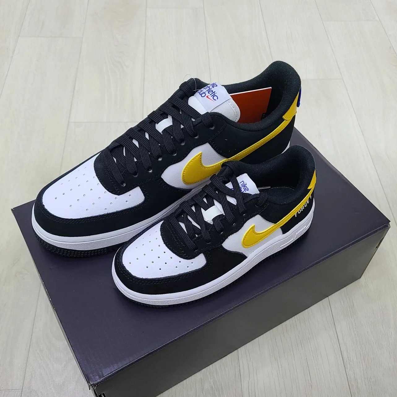 (PS) Nike Air Force 1 LV8 Athletic Club Black Dark Sulfur, Nike Air Force 1 '07 LV8 Athletic Club Black Dark Sulfur 착용 스타일 - 4