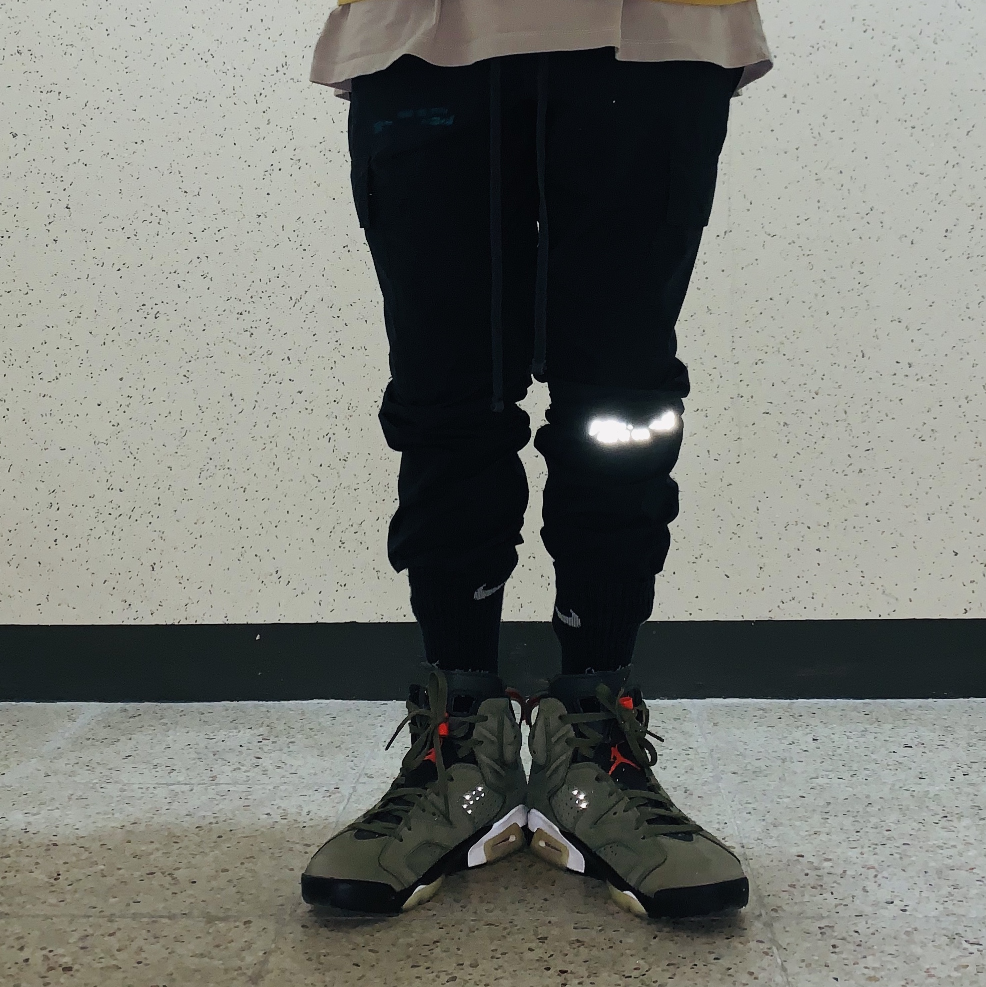 Jordan 6 x Travis Scott Retro Olive 착용 스타일 - 2