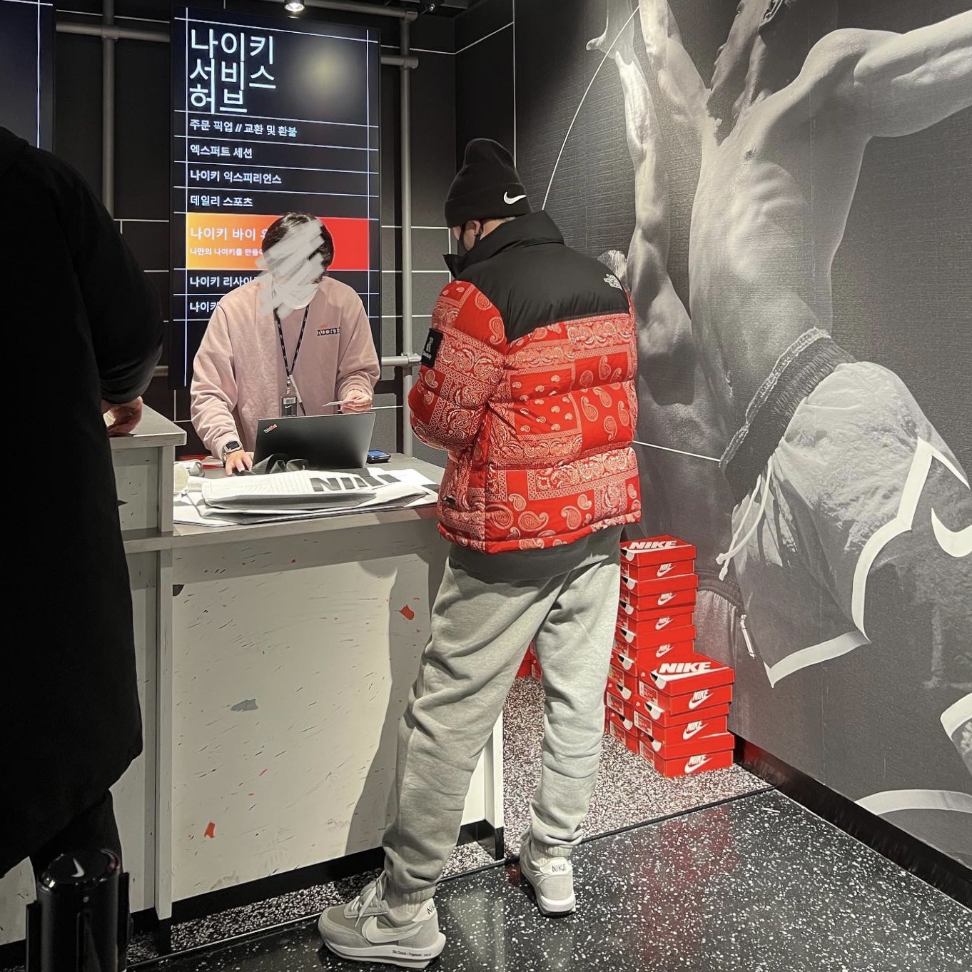 The North Face Nuptse Down Jacket Red, Nike NRG Solo Swoosh Fleece Pants Dark Grey Heather - US/EU 착용 스타일 - 1