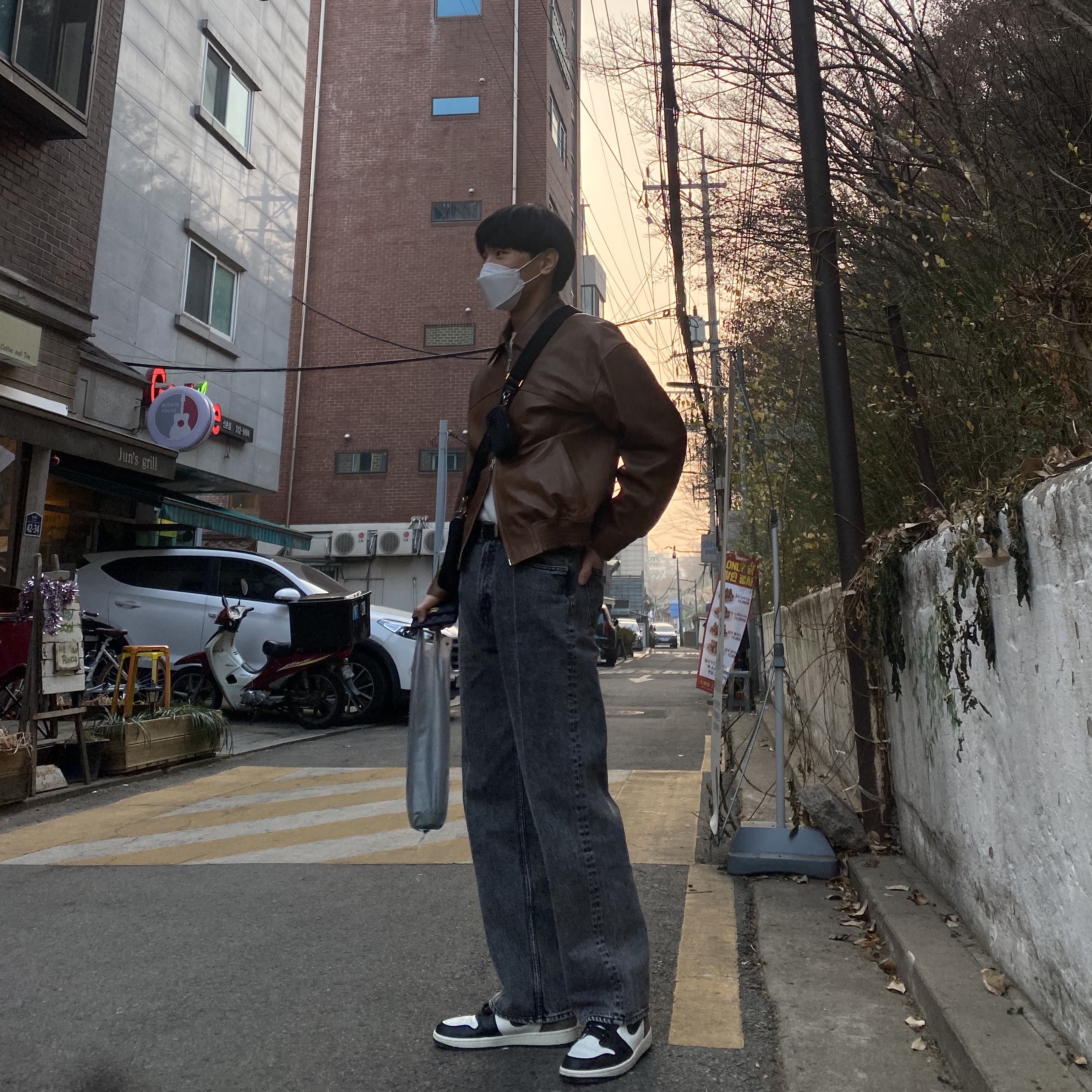 Prada Re-Nylon and Saffiano Leather Shoulder Bag Black, Jordan 1 Retro High OG Black Mocha 착용 스타일