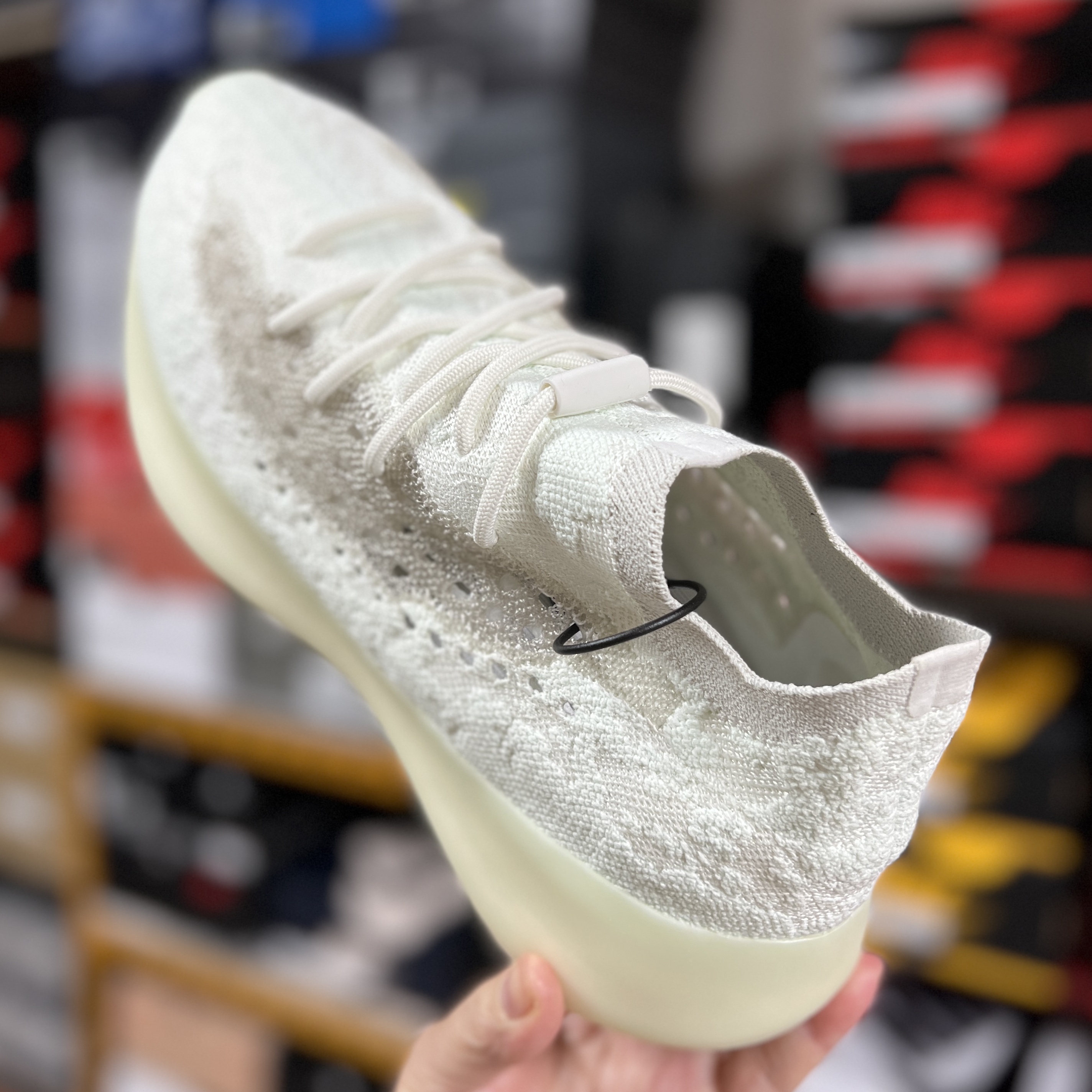 Adidas Yeezy Boost 380 Calcite Glow 착용 스타일 - 2