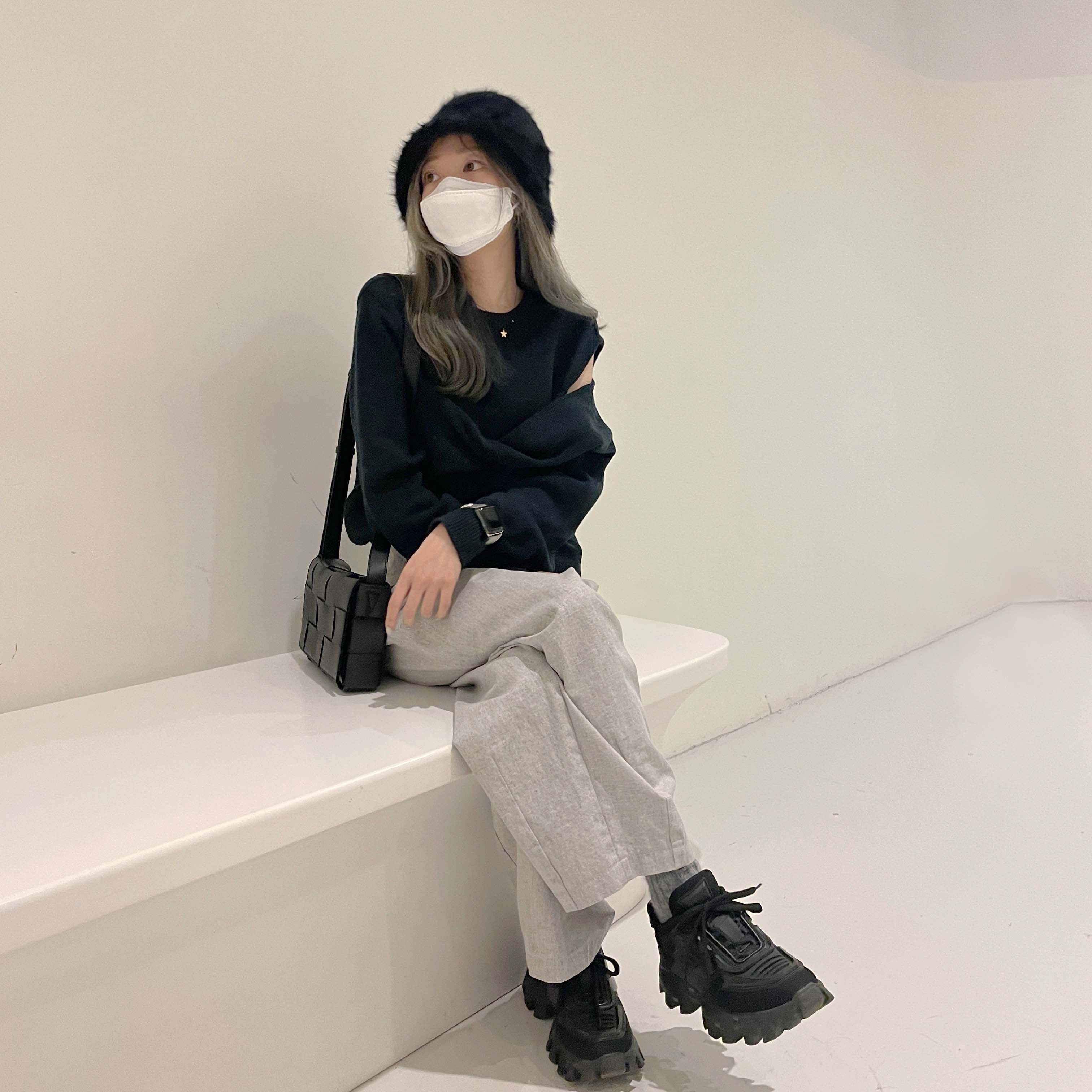 Bottega Veneta Lambskin Leather Cassette Black, Prada Cloudbust Thunder Technical Fabric Sneakers Black 착용 스타일 - 1