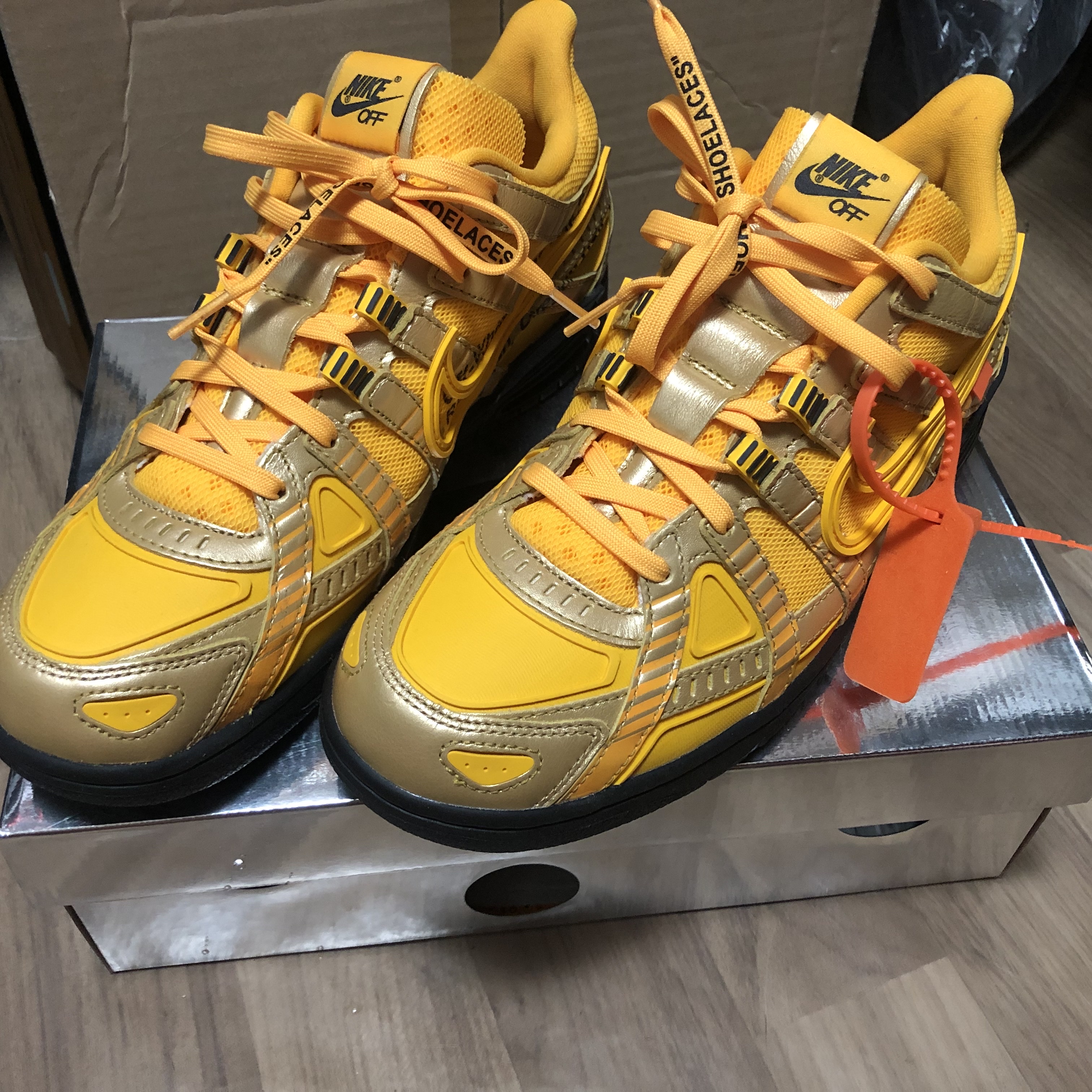 Nike x Off-White Air Rubber Dunk University Gold 착용 스타일 - 1