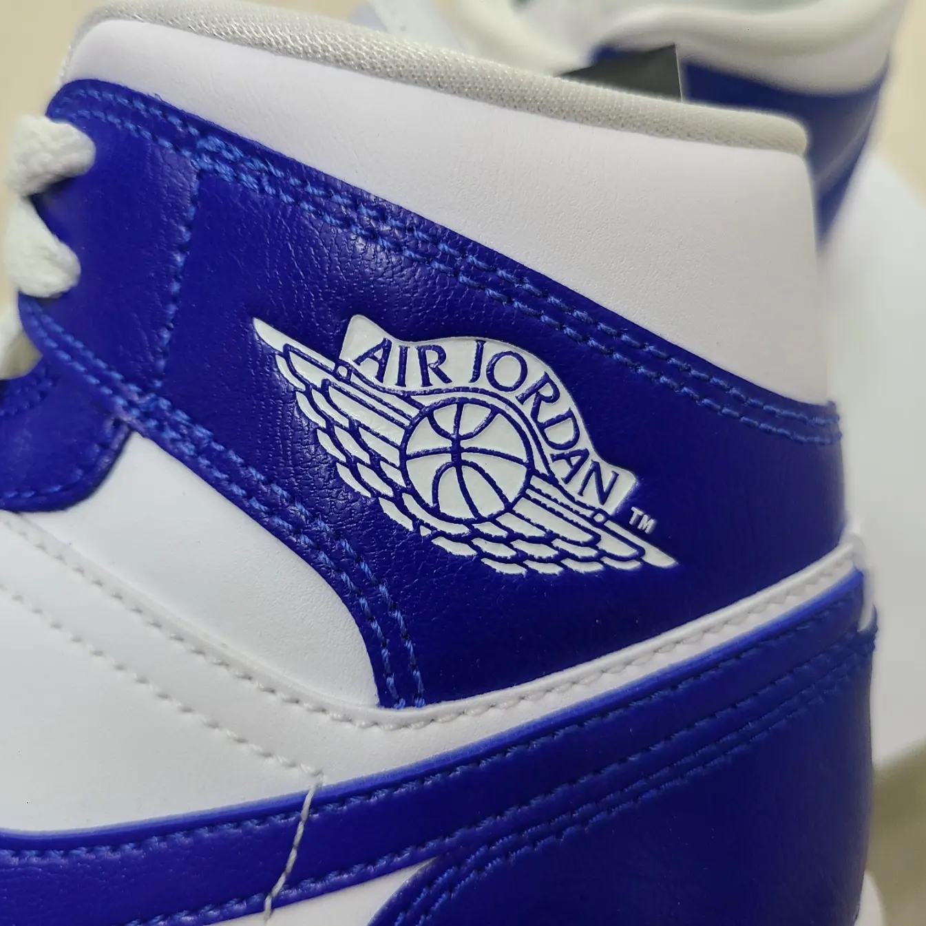 (W) Jordan 1 Mid White Hyper Royal 착용 스타일 - 3