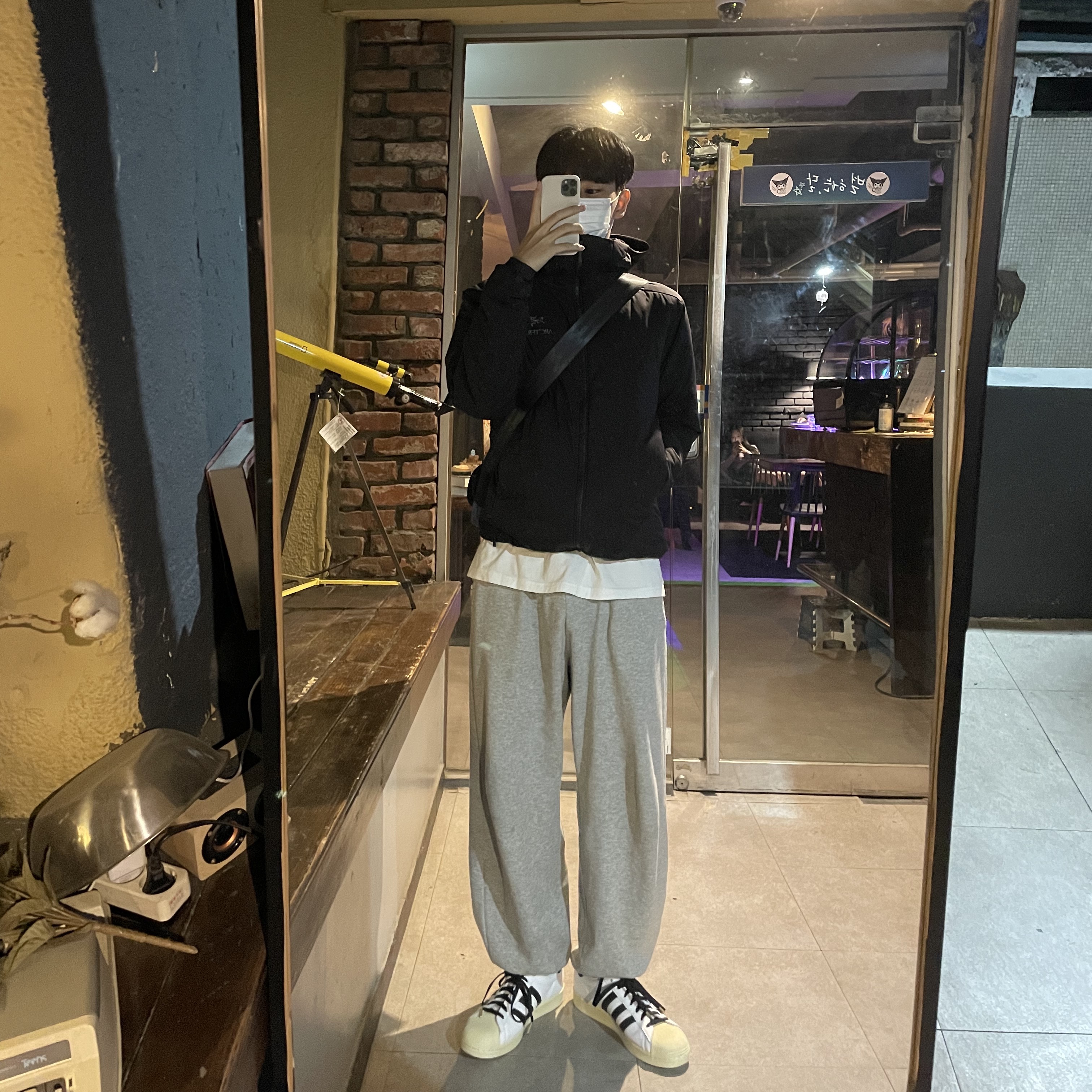 Adidas Superstar Premium White Black, Arc'teryx Atom AR Hoody Black 착용 스타일