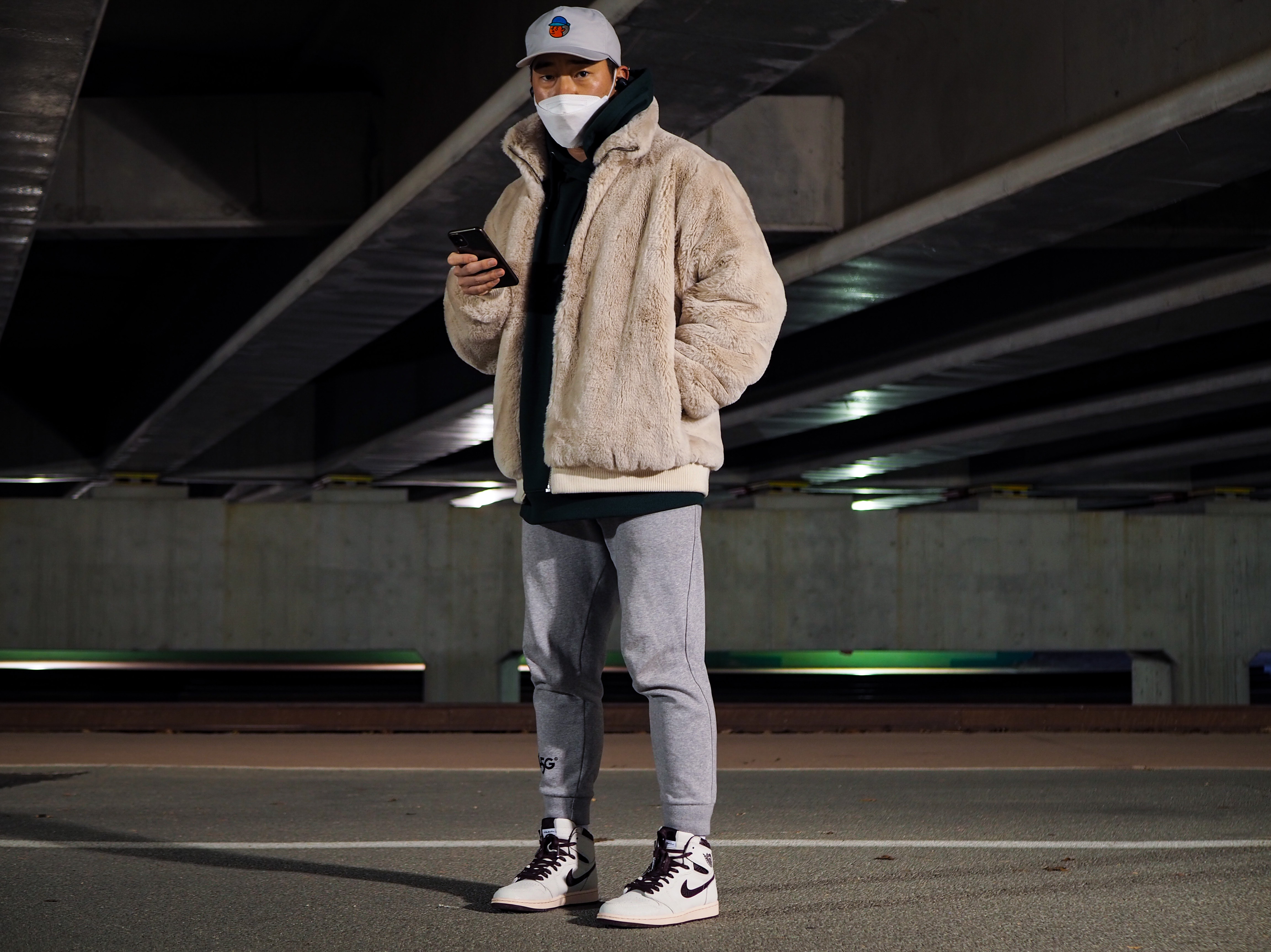 Jordan 1 x A Ma Maniere Retro High OG SP Sail and Burgundy 착용 스타일
