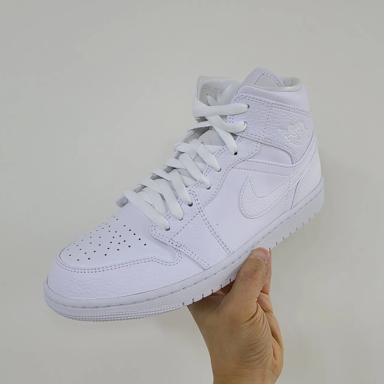 Jordan 1 Mid Triple White 착용 스타일 - 1