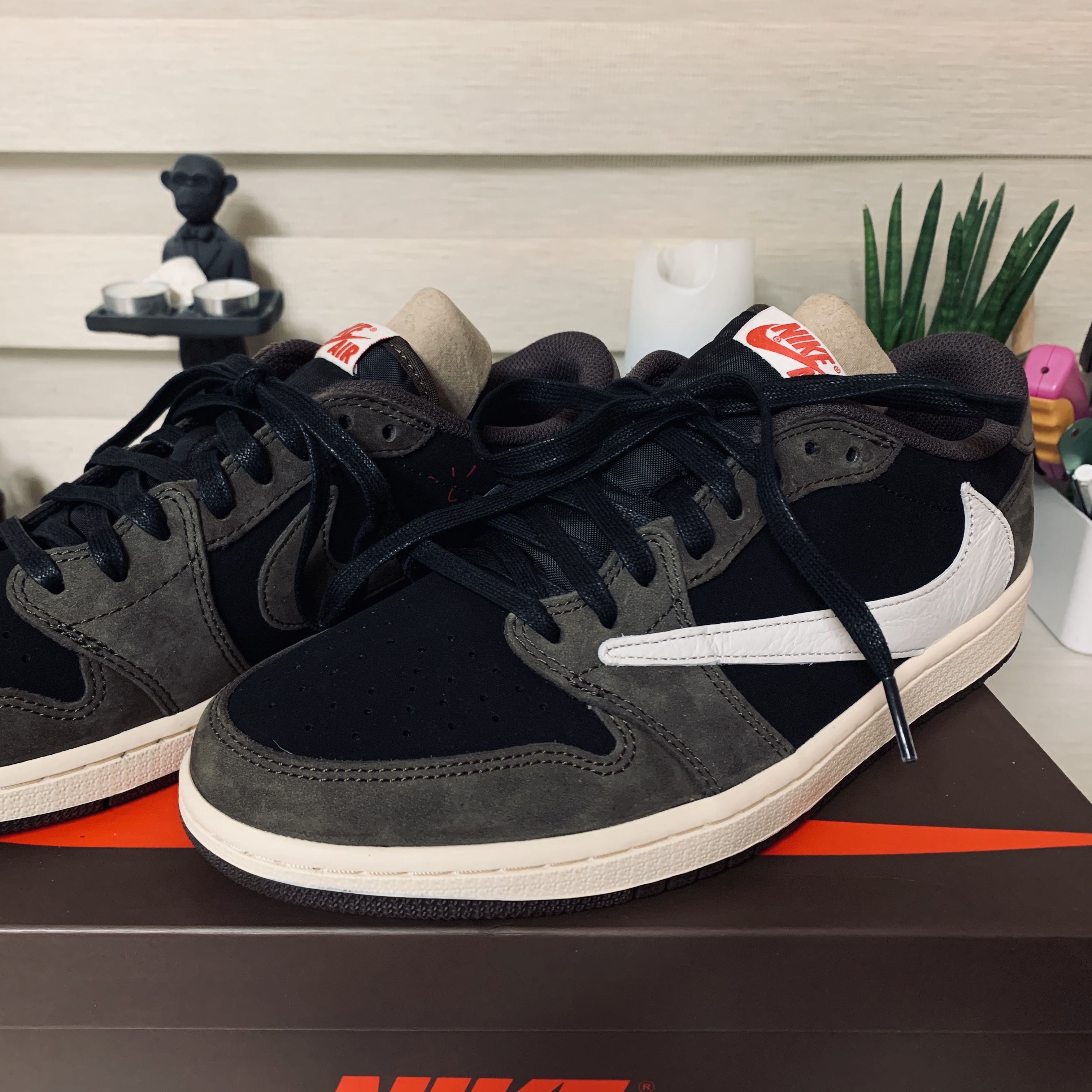 Jordan 1 x Travis Scott Retro Low OG SP Mocha 착용 스타일 - 5