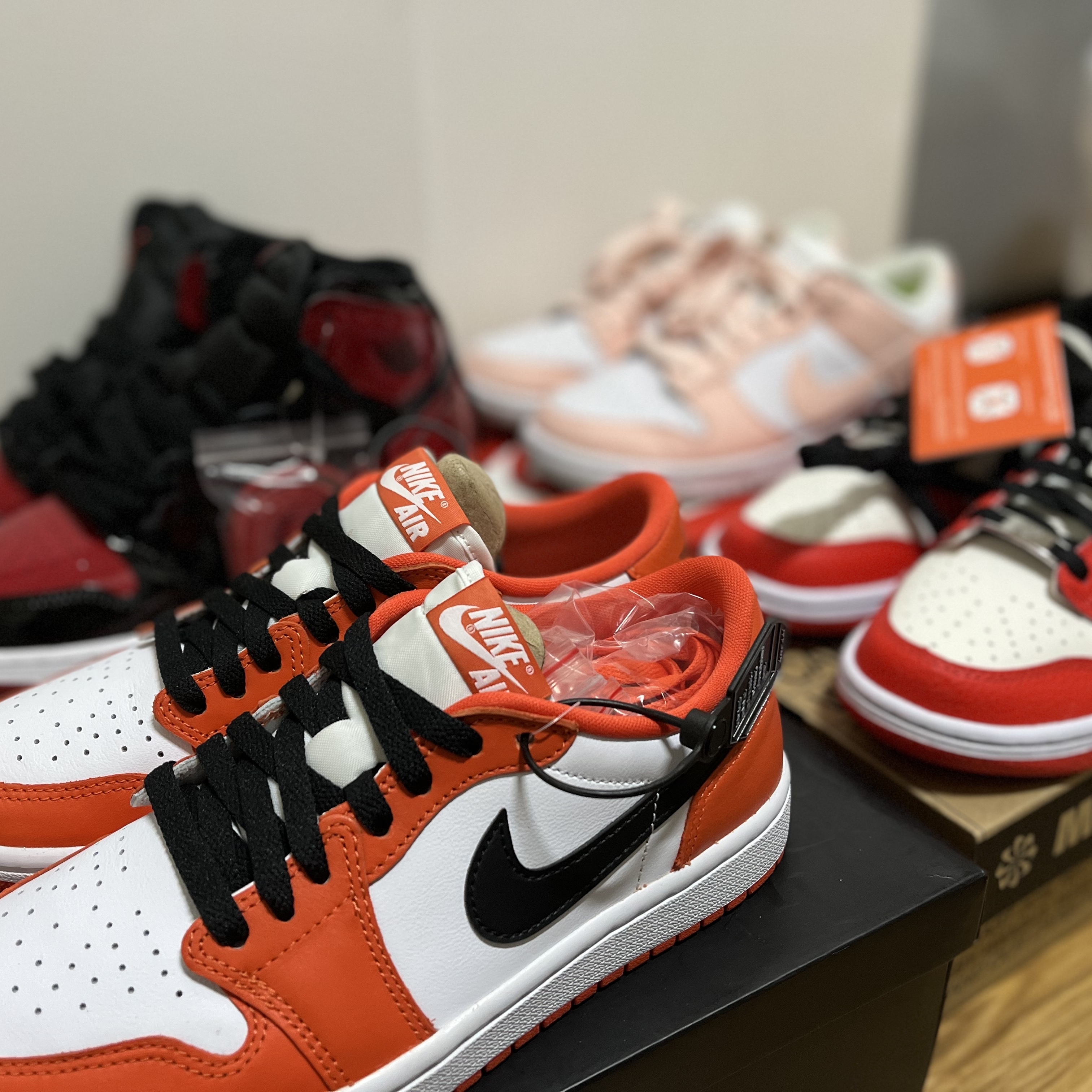 (GS) Nike x NBA Dunk Low Black and Chile Red, (W) Nike Dunk Low Next Nature Pale Coral 착용 스타일