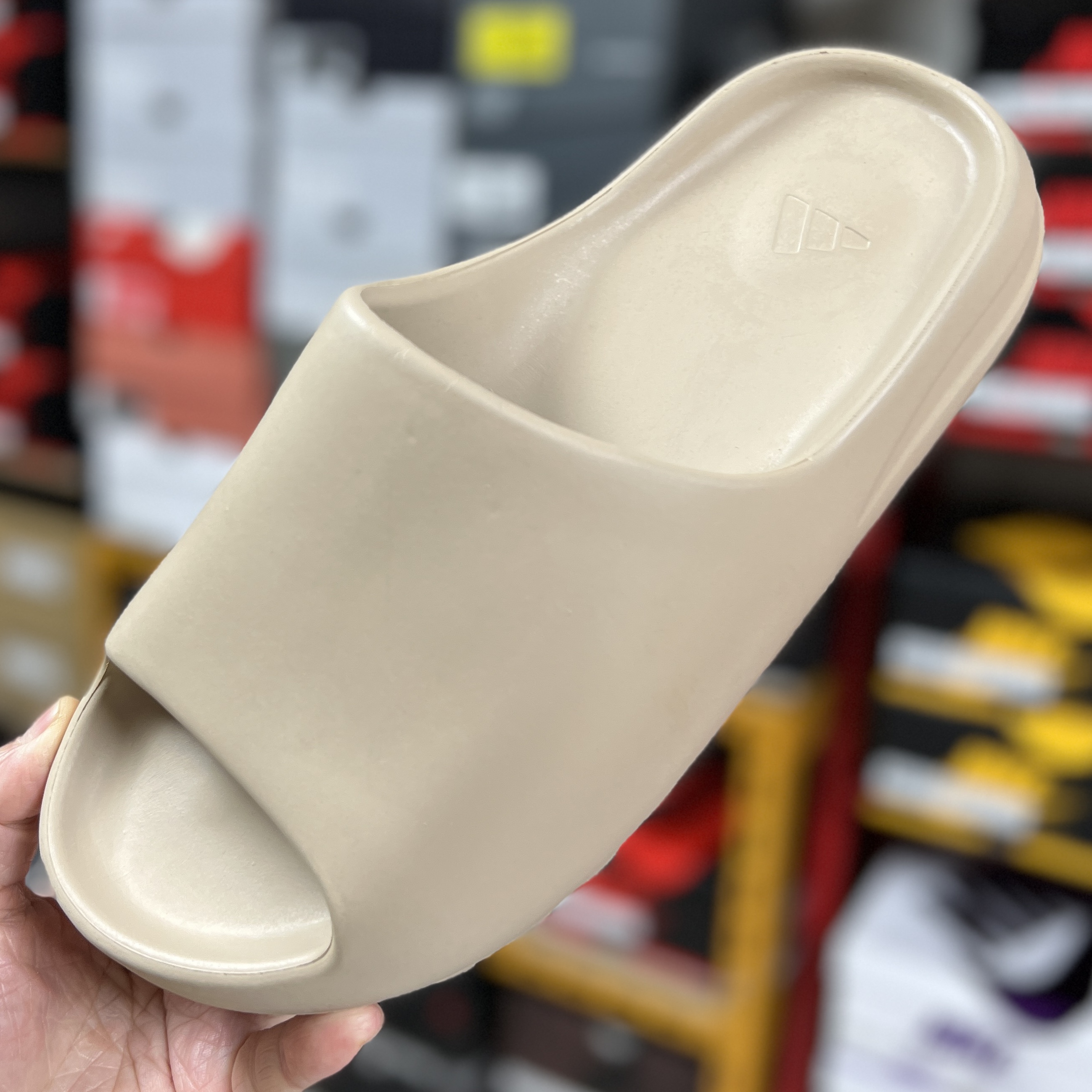 Adidas Yeezy Slide Pure 착용 스타일 - 1