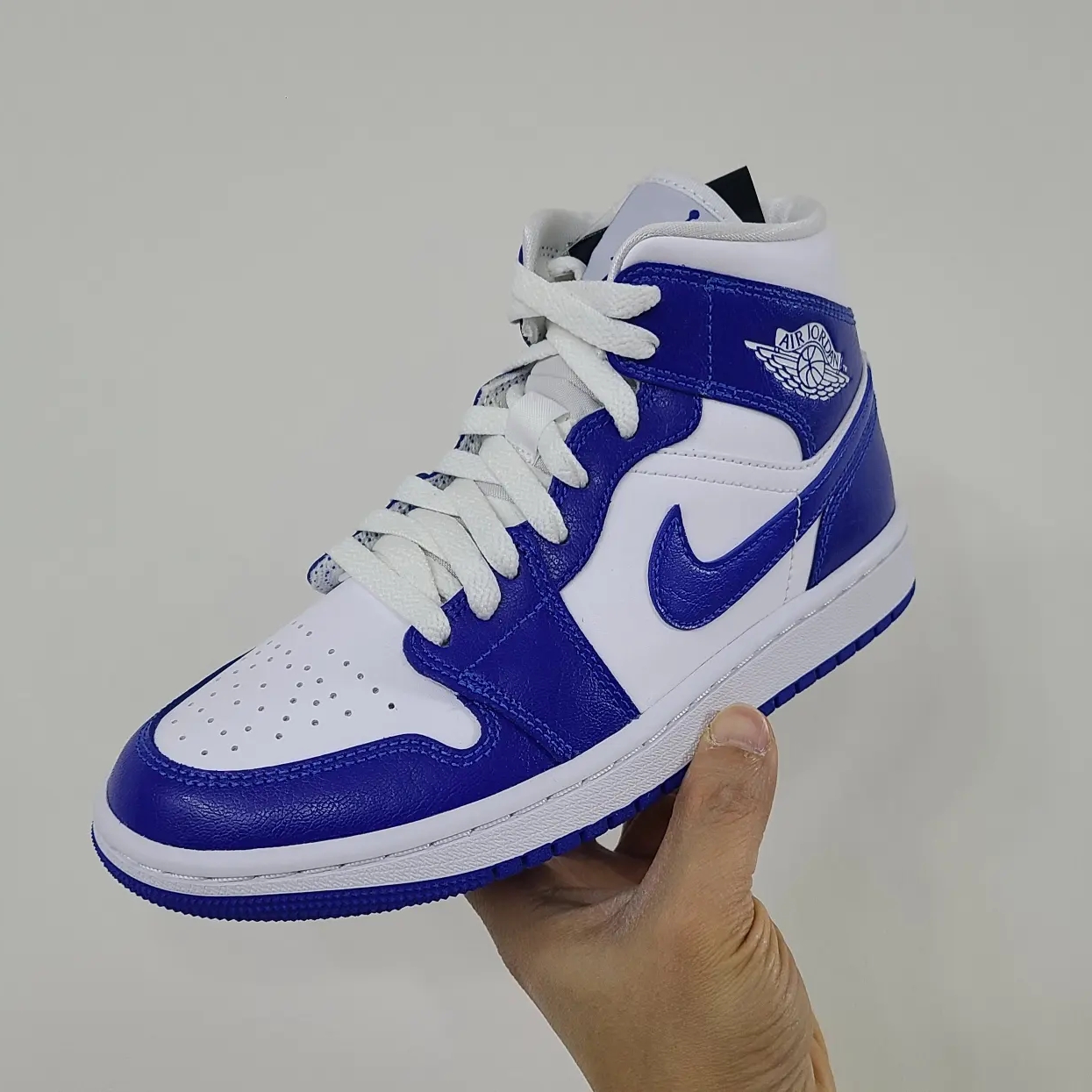(W) Jordan 1 Mid White Hyper Royal 착용 스타일 - 1