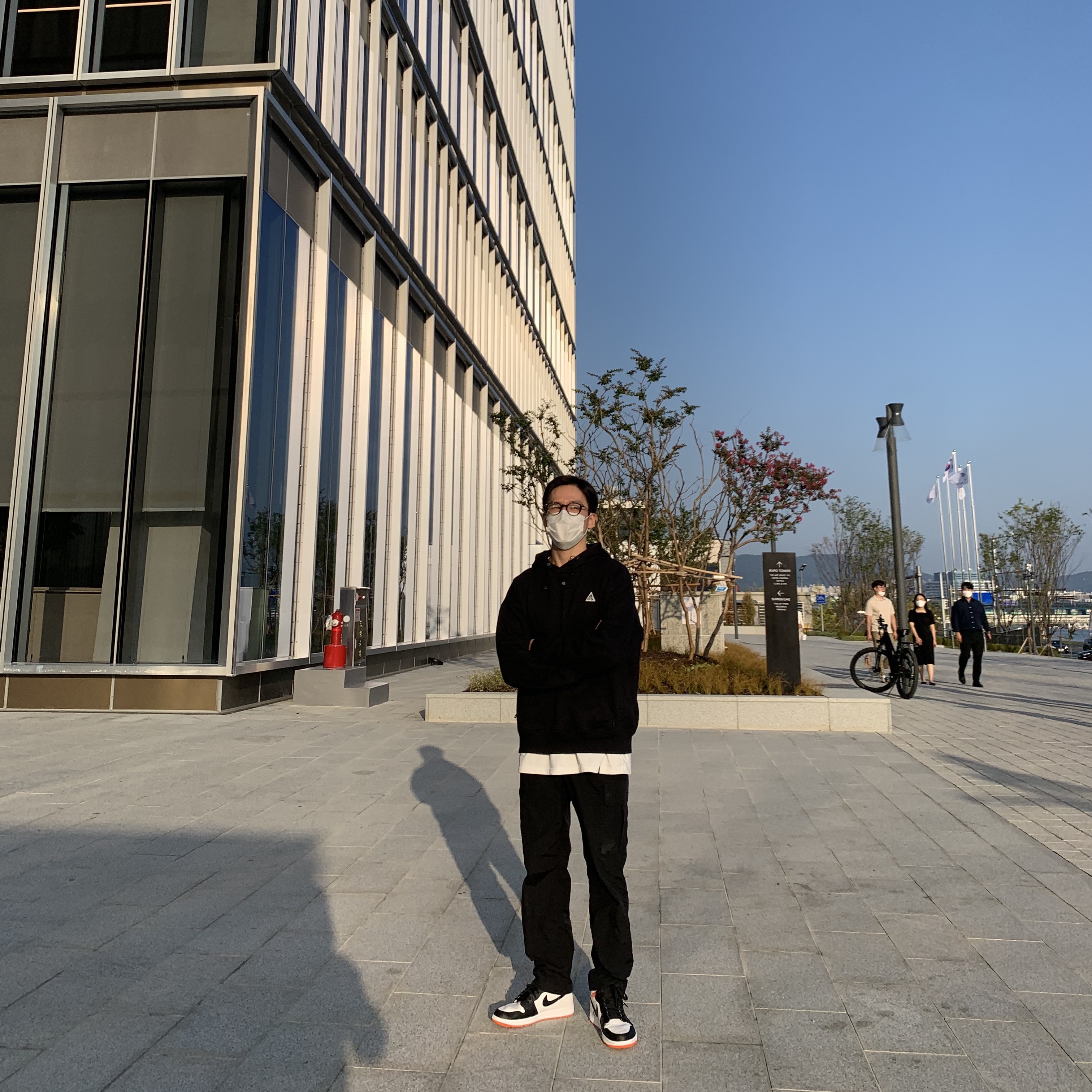 Nike ACG Pullover Fleece Hoodie Black Summit White - US/EU, Jordan 1 Retro High OG Electro Orange 착용 스타일