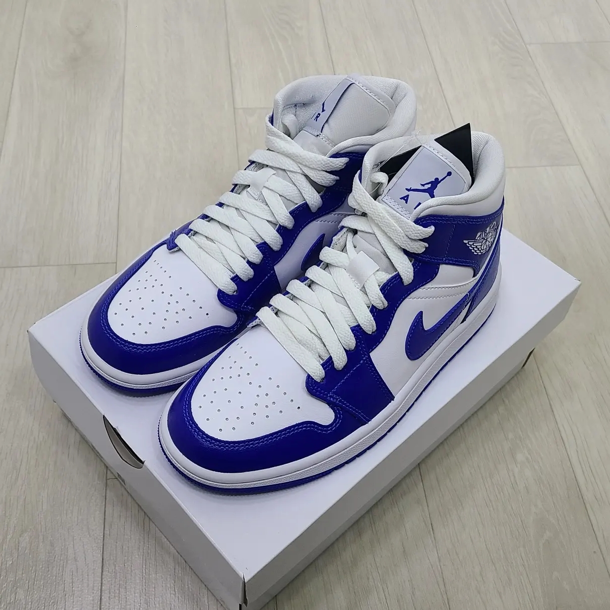 (W) Jordan 1 Mid White Hyper Royal 착용 스타일 - 2