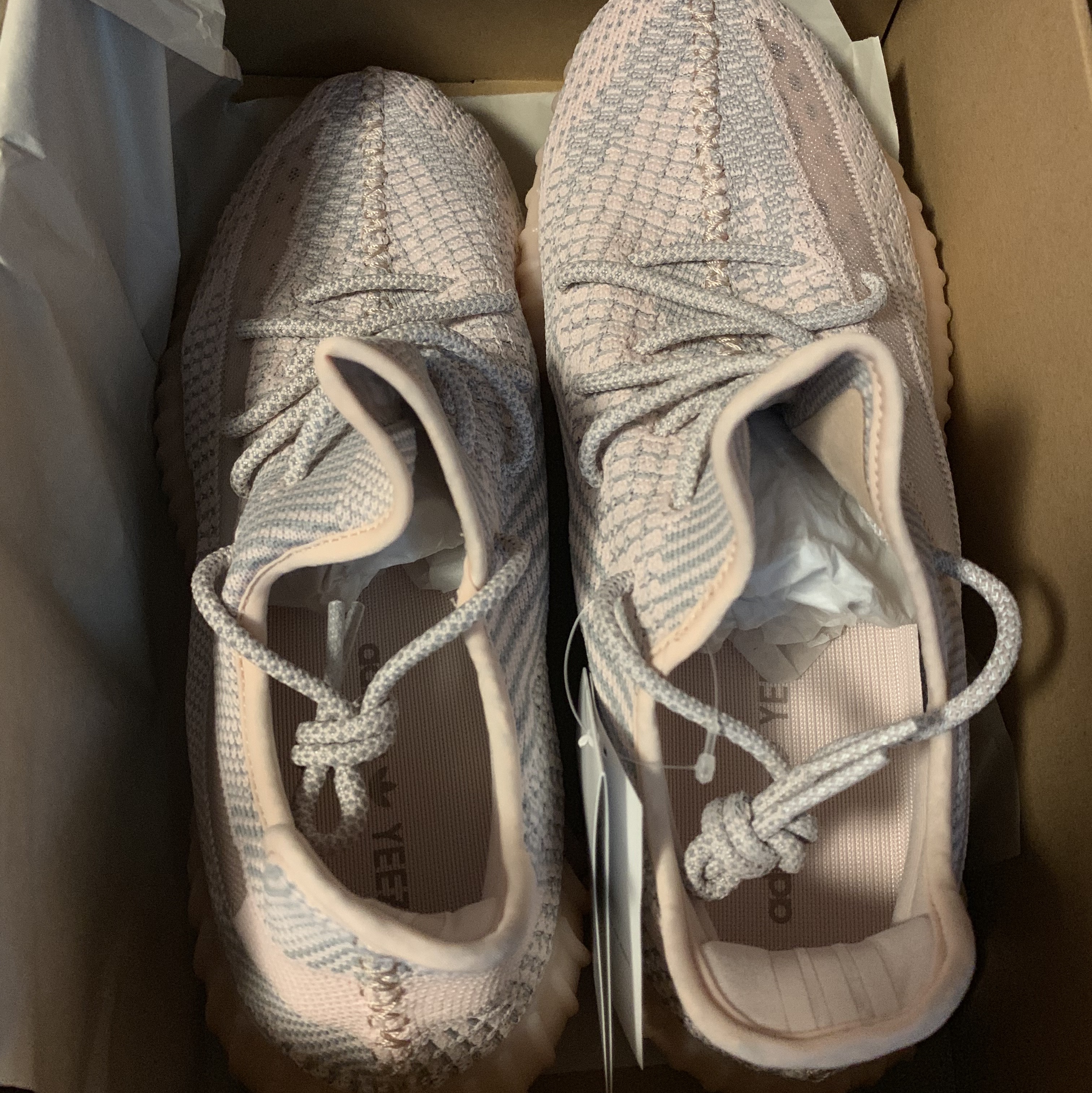 Adidas Yeezy Boost 350 V2 Synth - Non-Reflective 착용 스타일 - 3