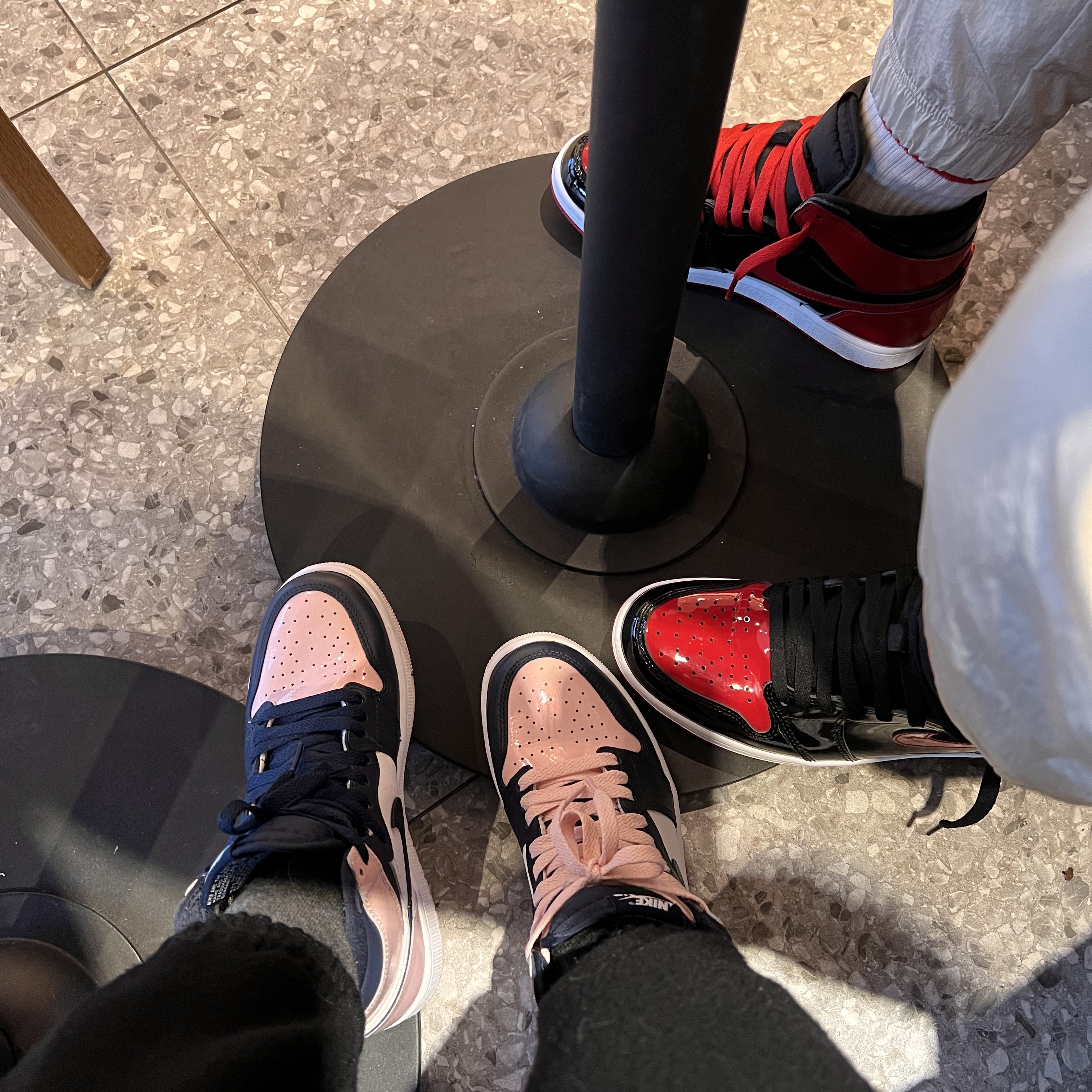 Jordan 1 Retro High OG Patent Bred, (W) Jordan 1 Retro High OG Atmosphere 착용 스타일