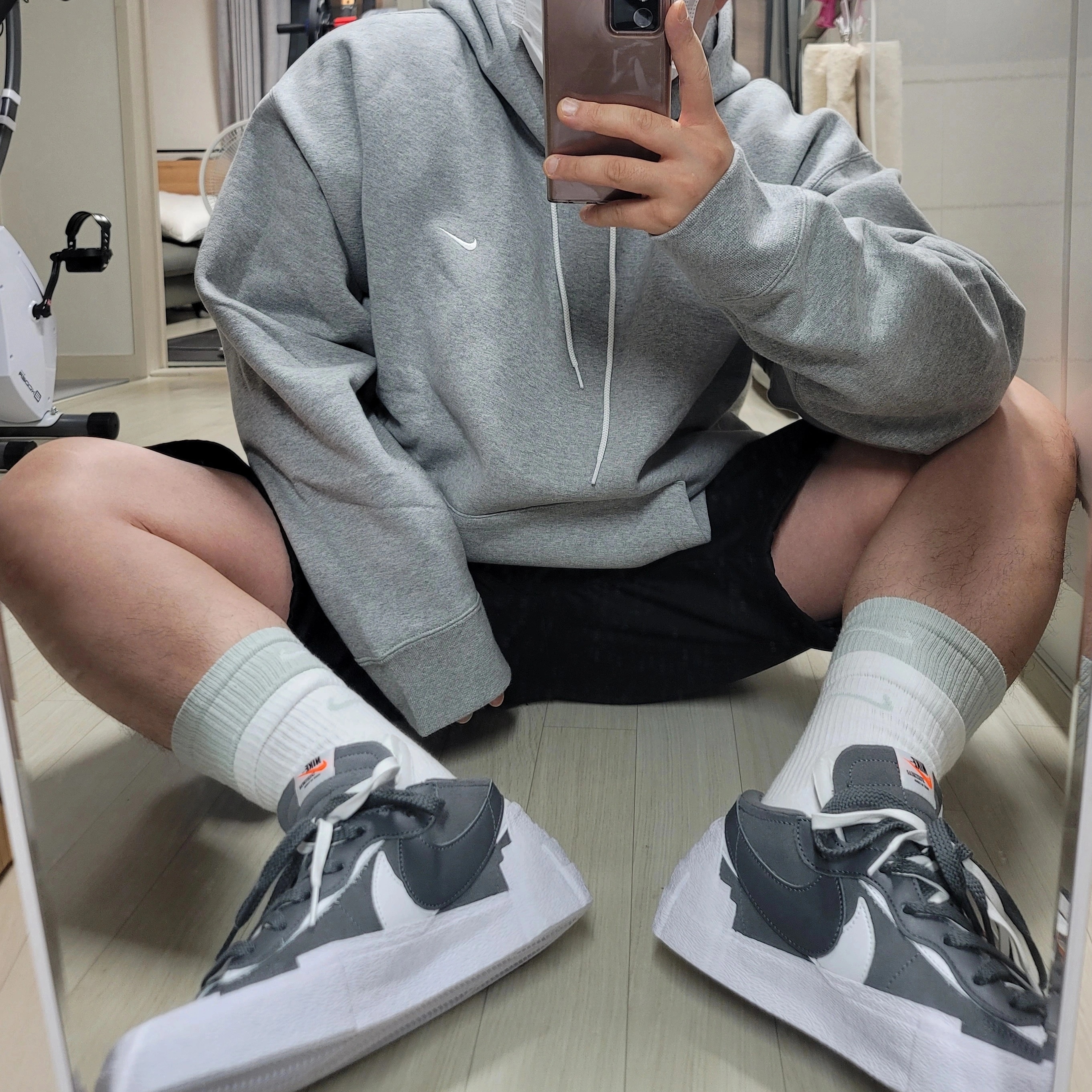 Nike x Sacai Blazer Low Iron Grey, Nike NRG Solo Swoosh Fleece Hoodie Dark Grey Heather - US/EU 착용 스타일