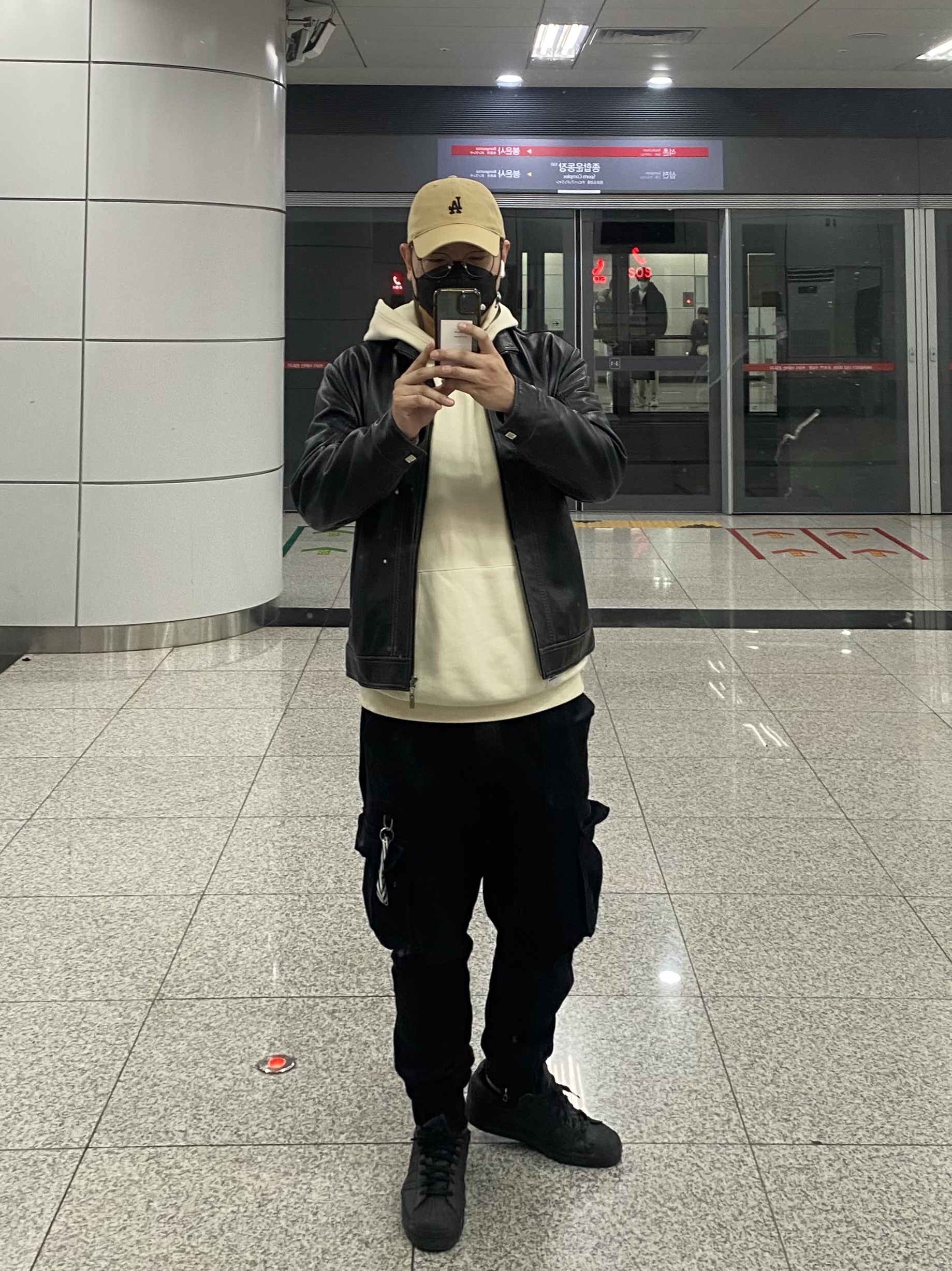 Adidas Superstar Triple Black 착용 스타일