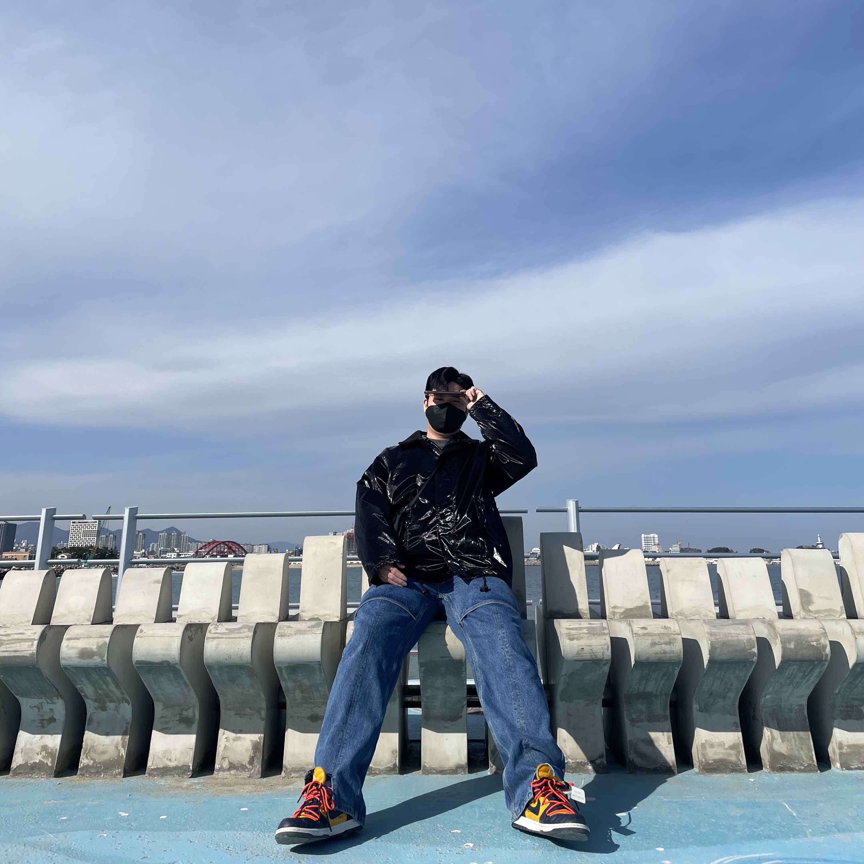 Supreme x Stone Island New Silk Light Jacket Black - 19SS, Nike x Off-White Dunk Low University Gold Midnight Navy 착용 스타일 - 1