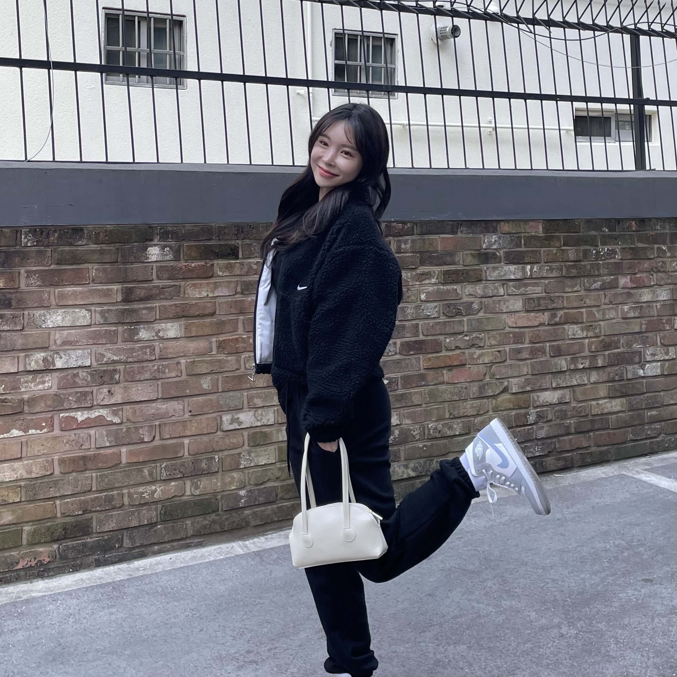 (W) Jordan 1 Mid Wolf Grey 착용 스타일 - 1