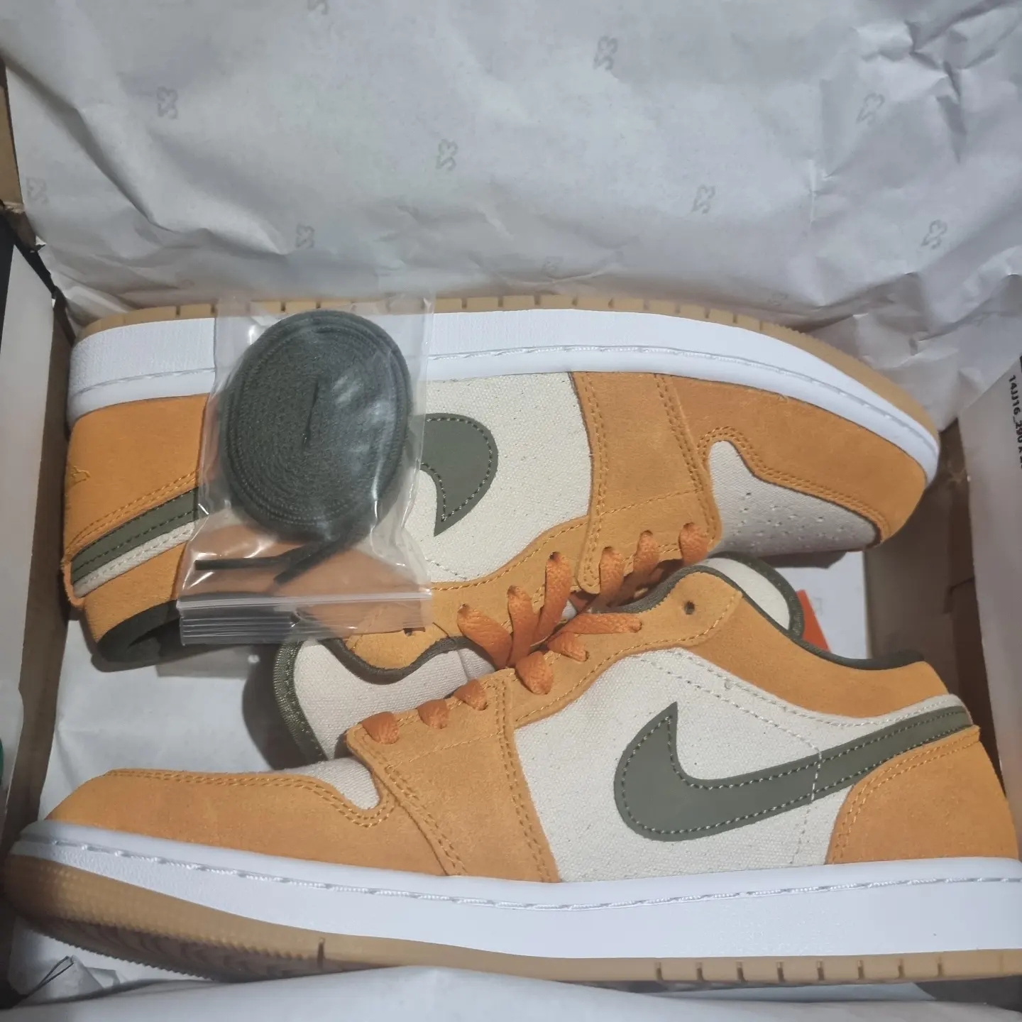 Nike Big Swoosh Full Zip Jacket Black Sail, Nike Dunk Low SE Seoul 착용 스타일 - 2