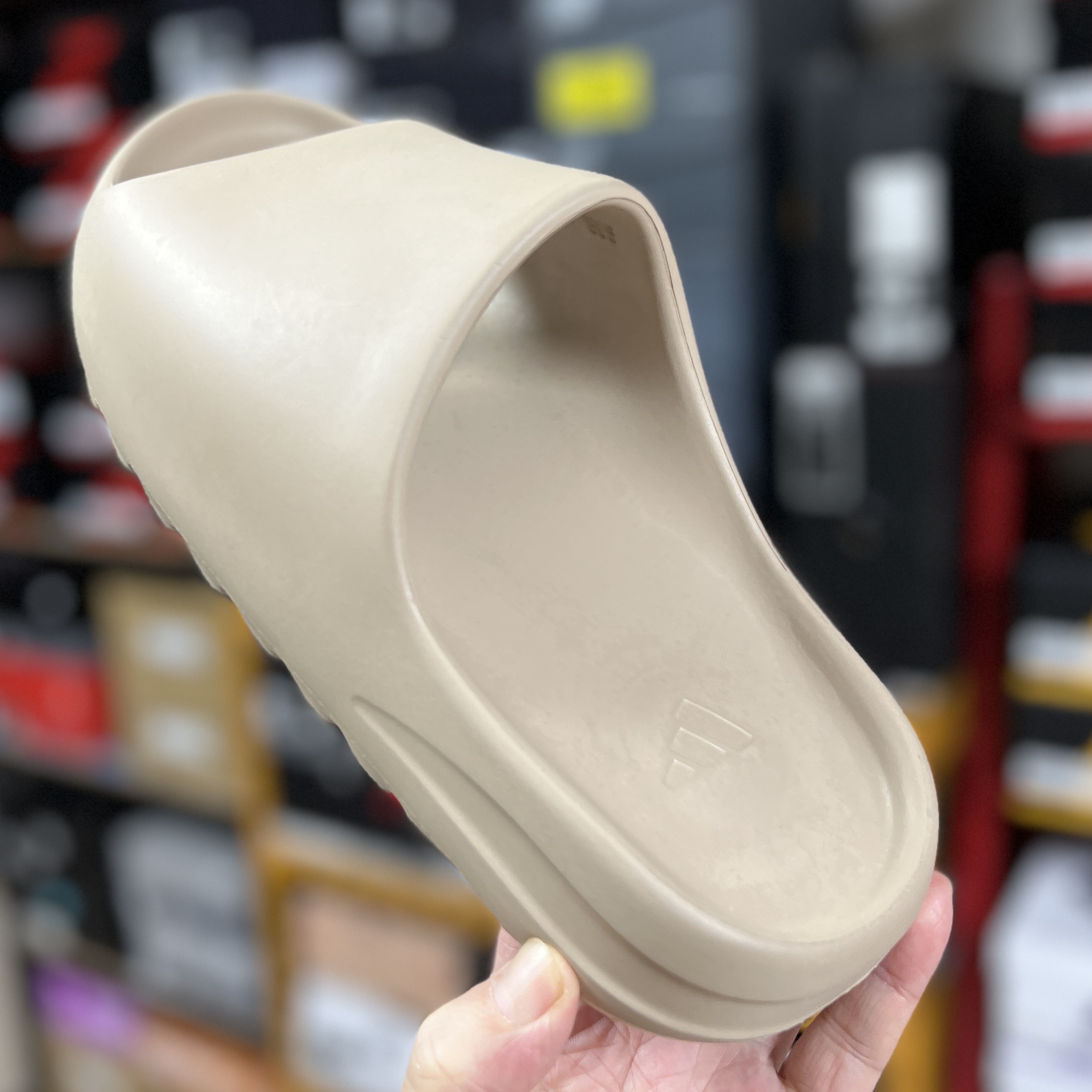 Adidas Yeezy Slide Pure 착용 스타일 - 2