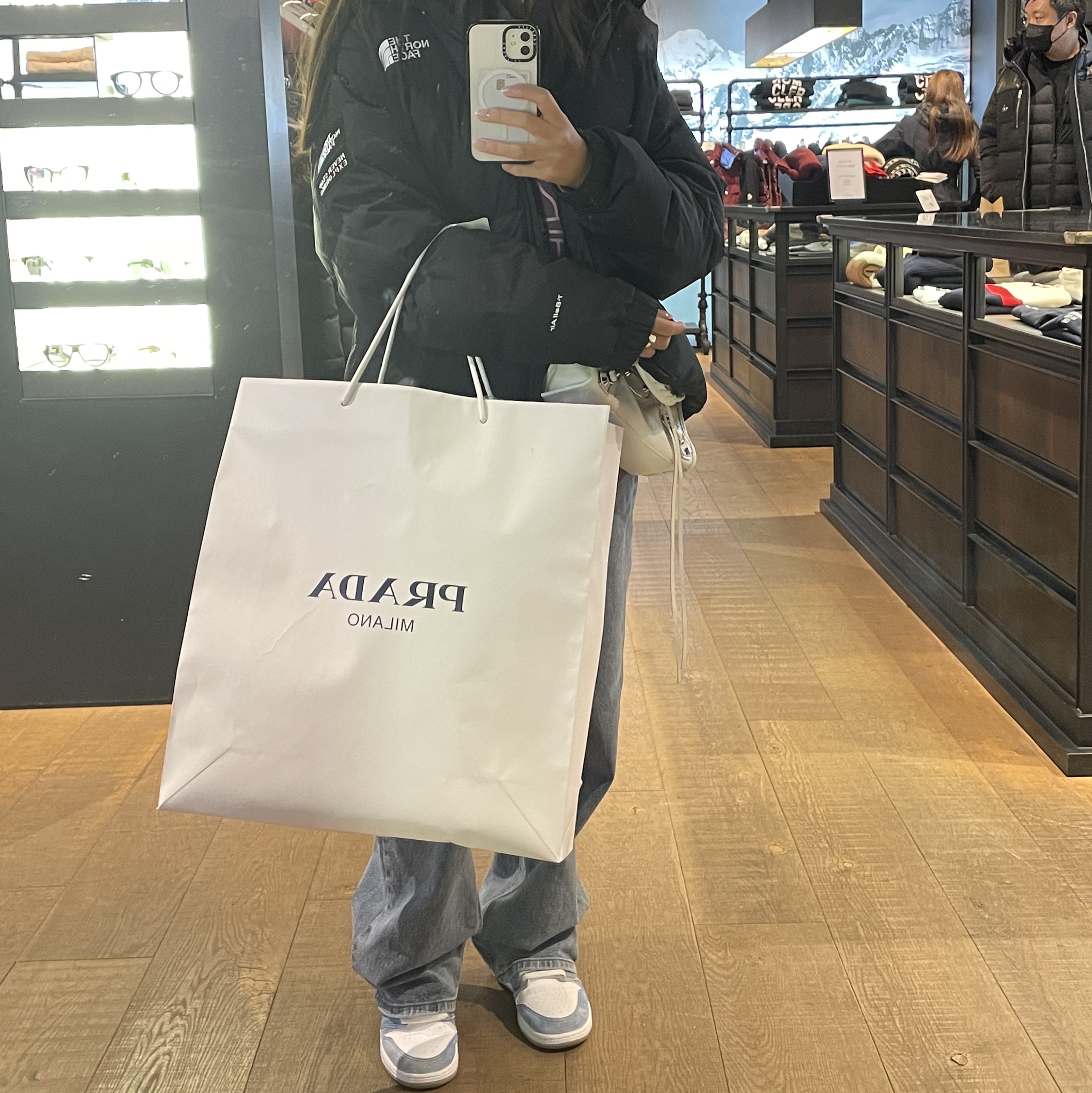 (GS) Jordan 1 Retro High OG Hyper Royal, The North Face 1996 Eco Nuptse Jacket Black 착용 스타일