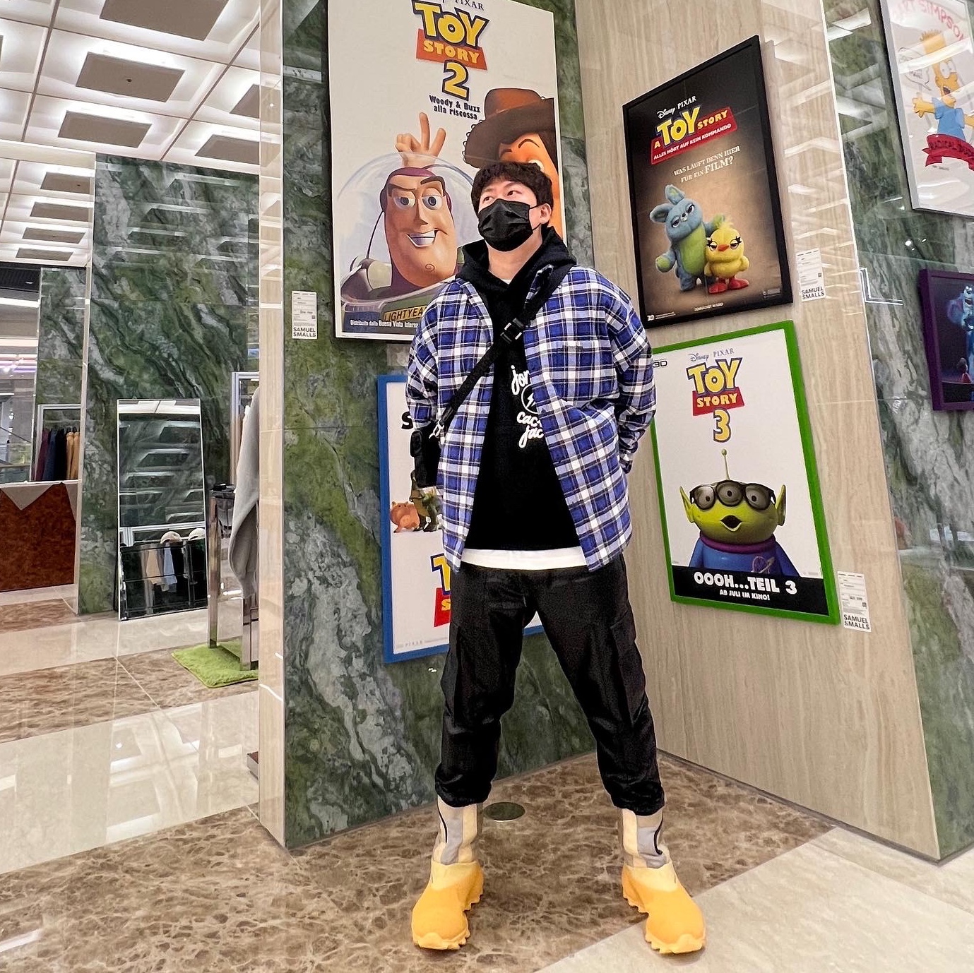adidas Yeezy Knit RNR Boot Sulfur, Jordan x Travis Scott x Fragment Hoodie Black (DJ0615-010) 착용 스타일 - 1