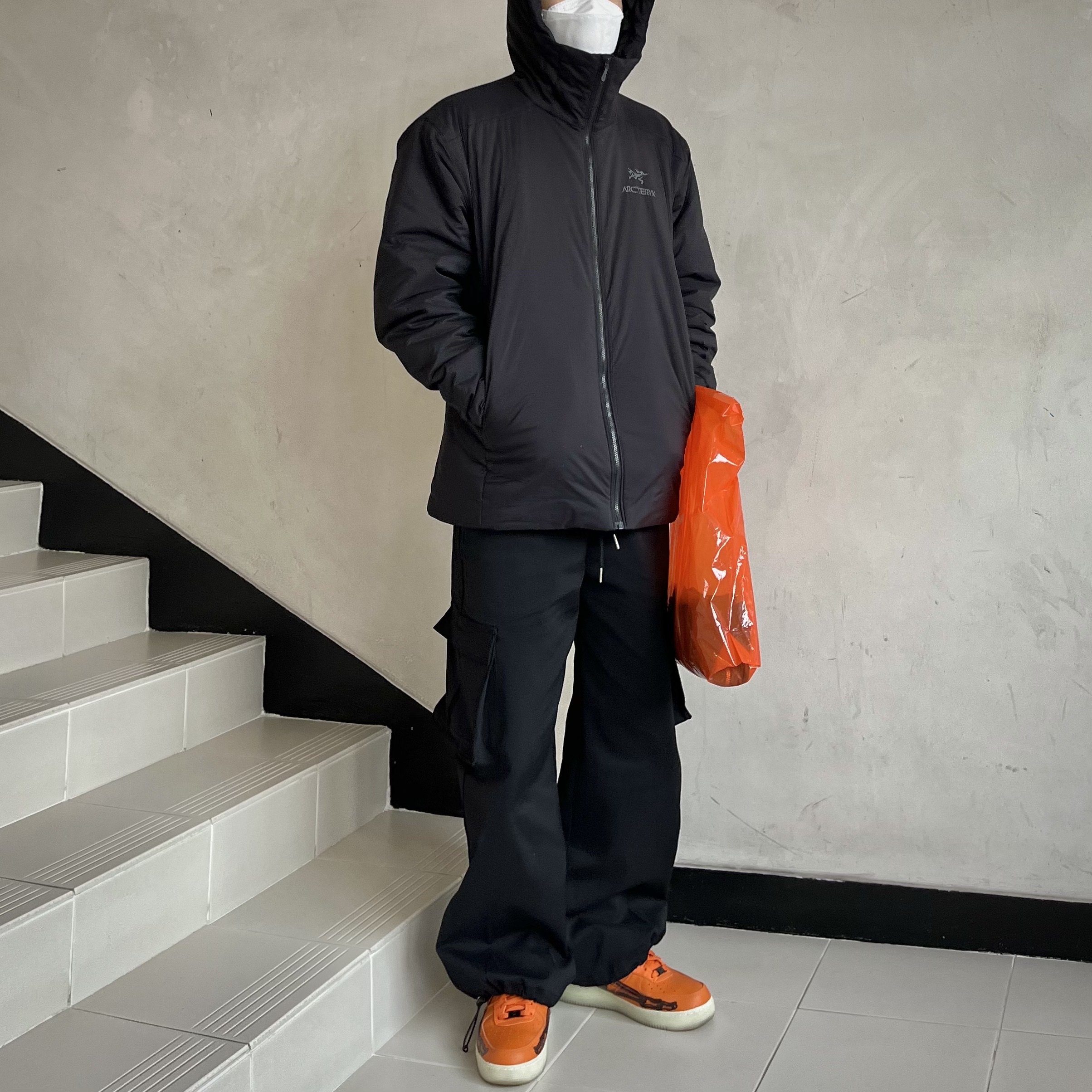 Nike Air Force 1 Low '07 Orange Skeleton, Arc'teryx Atom AR Hoody Black 착용 스타일