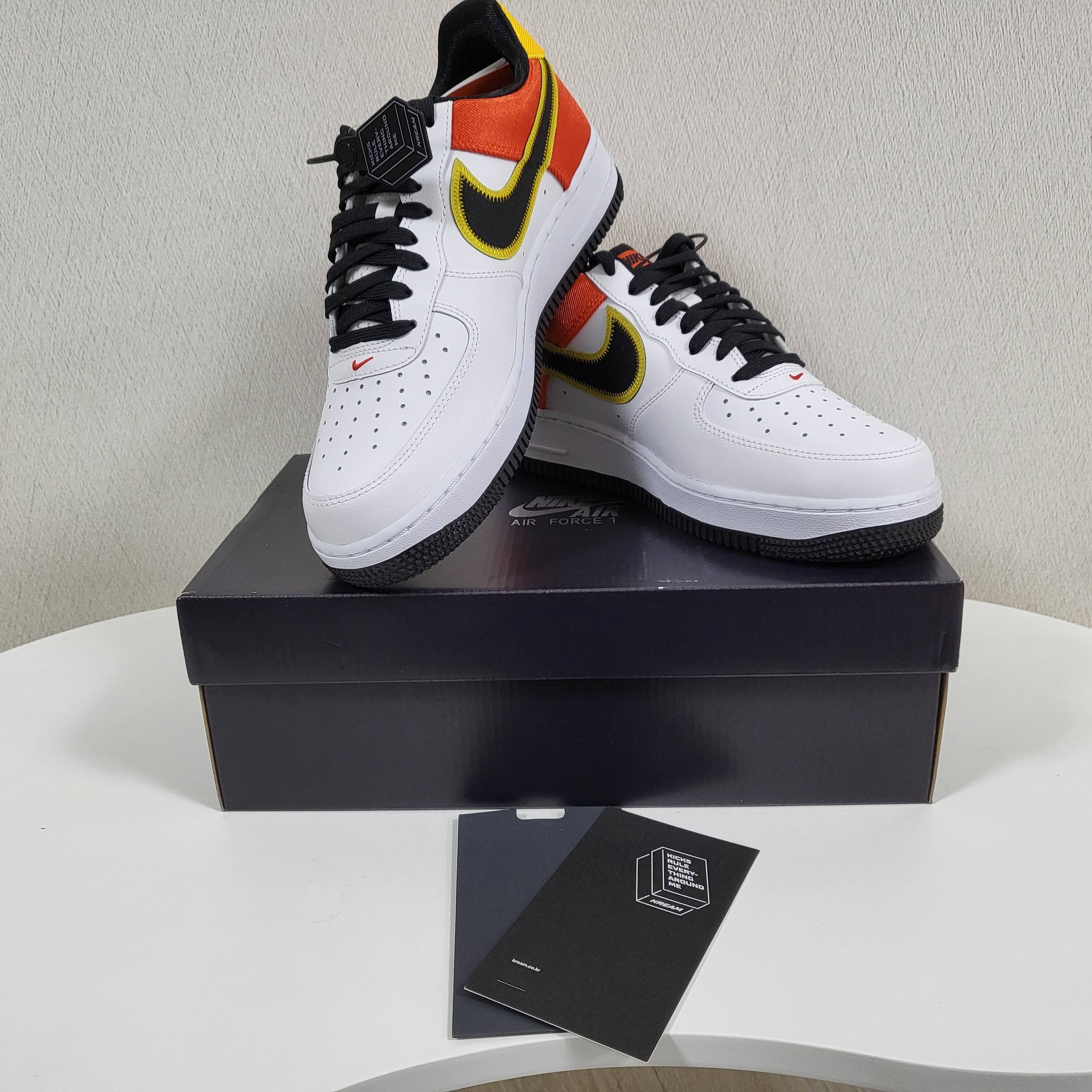 Nike Air Force 1 '07 LV8 Rayguns 착용 스타일