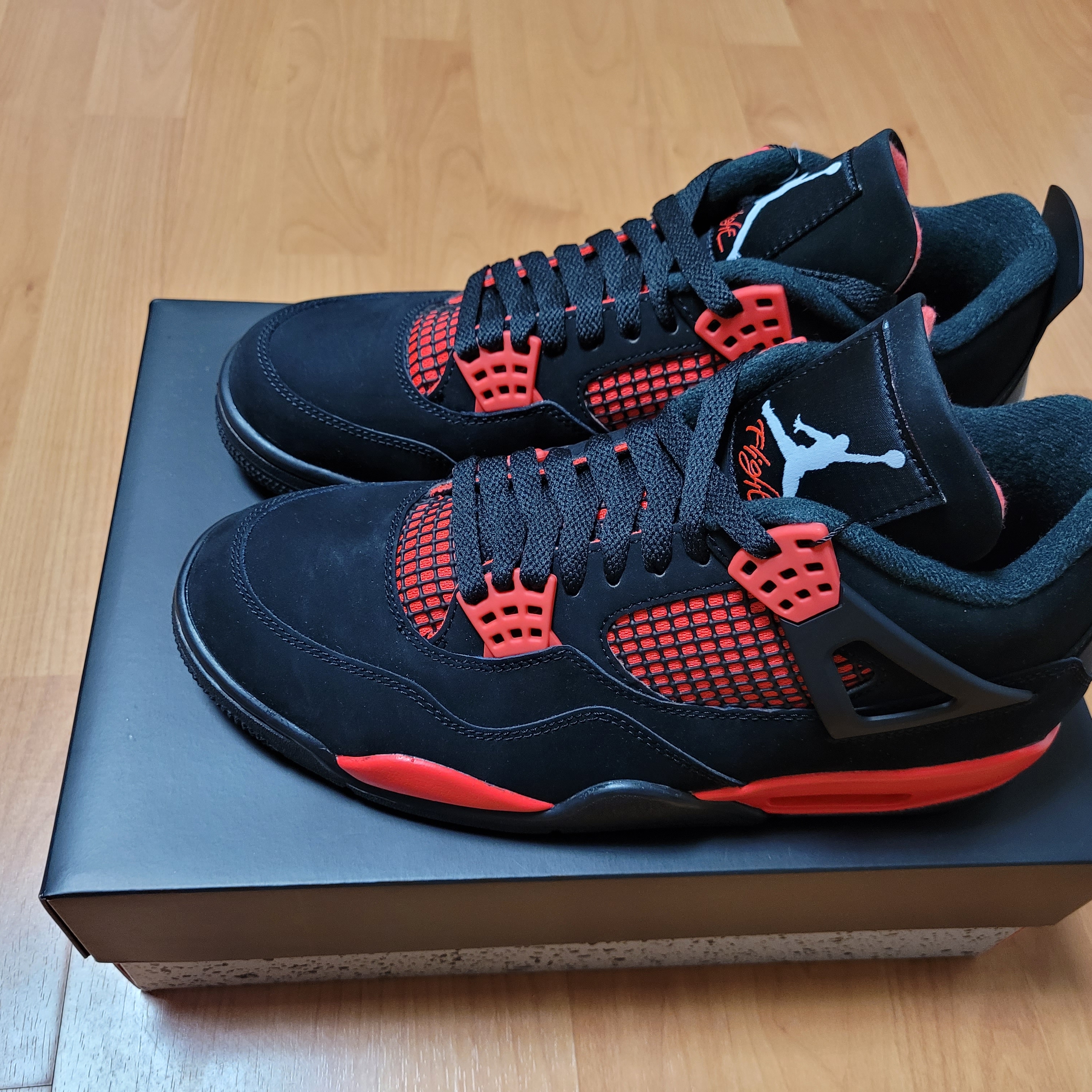 Jordan 4 Retro Crimson 착용 스타일 - 4