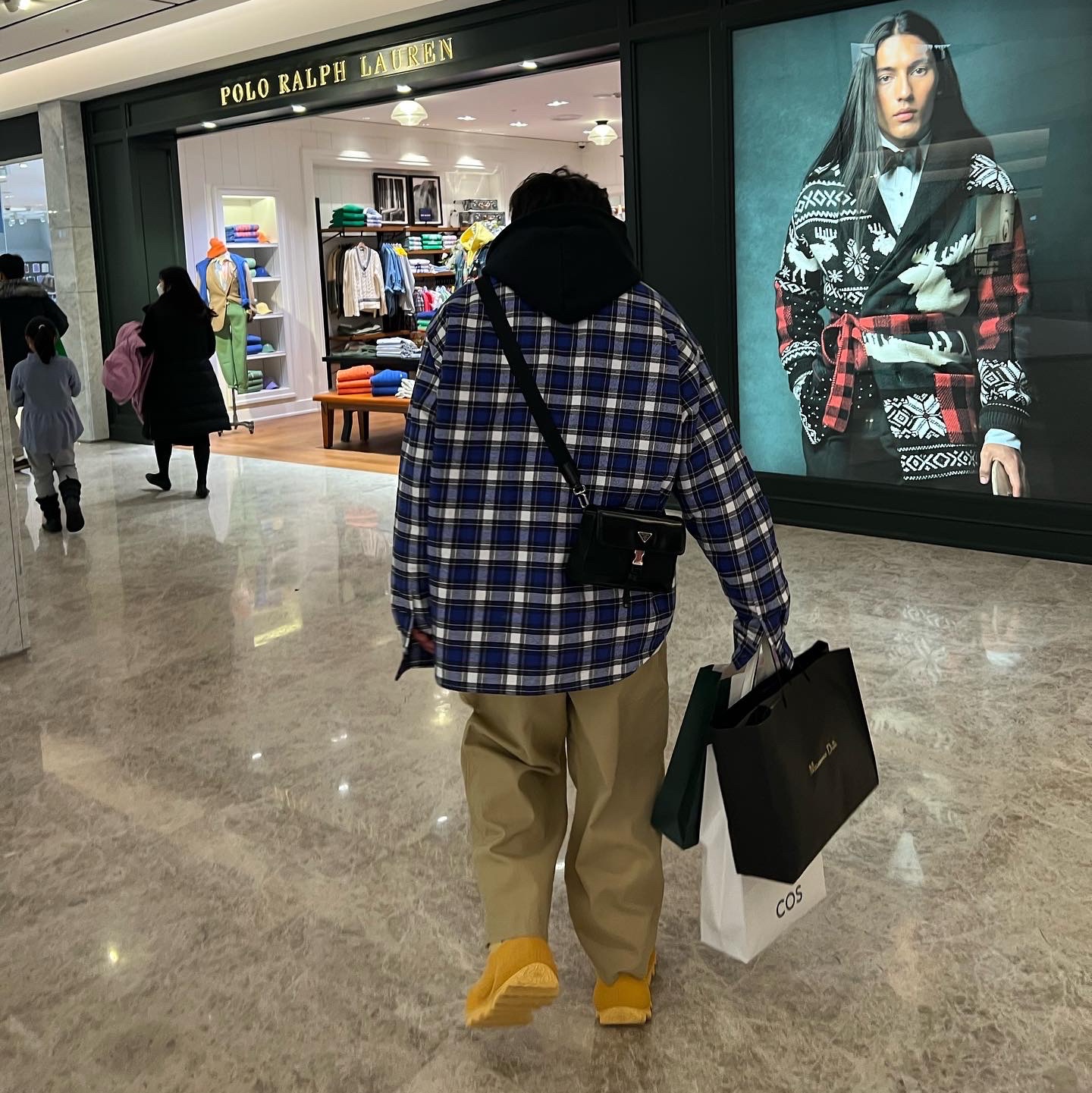 adidas Yeezy Knit RNR Boot Sulfur, Jordan x Travis Scott x Fragment Hoodie Black (DJ0615-010) 착용 스타일 - 3