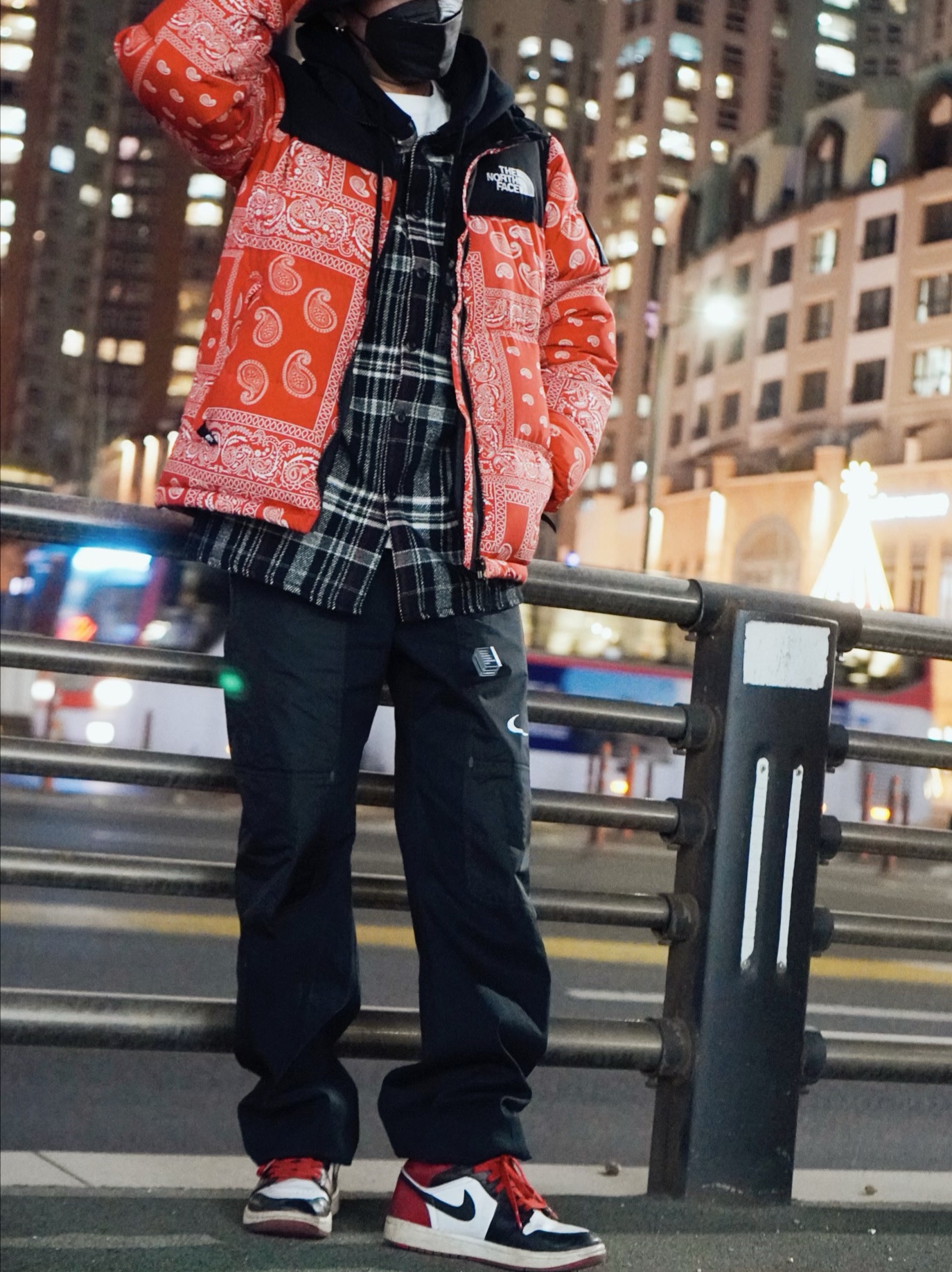 Nike x Off-White NRG Pants Black, The North Face Nuptse Down Jacket Red 착용 스타일 - 1