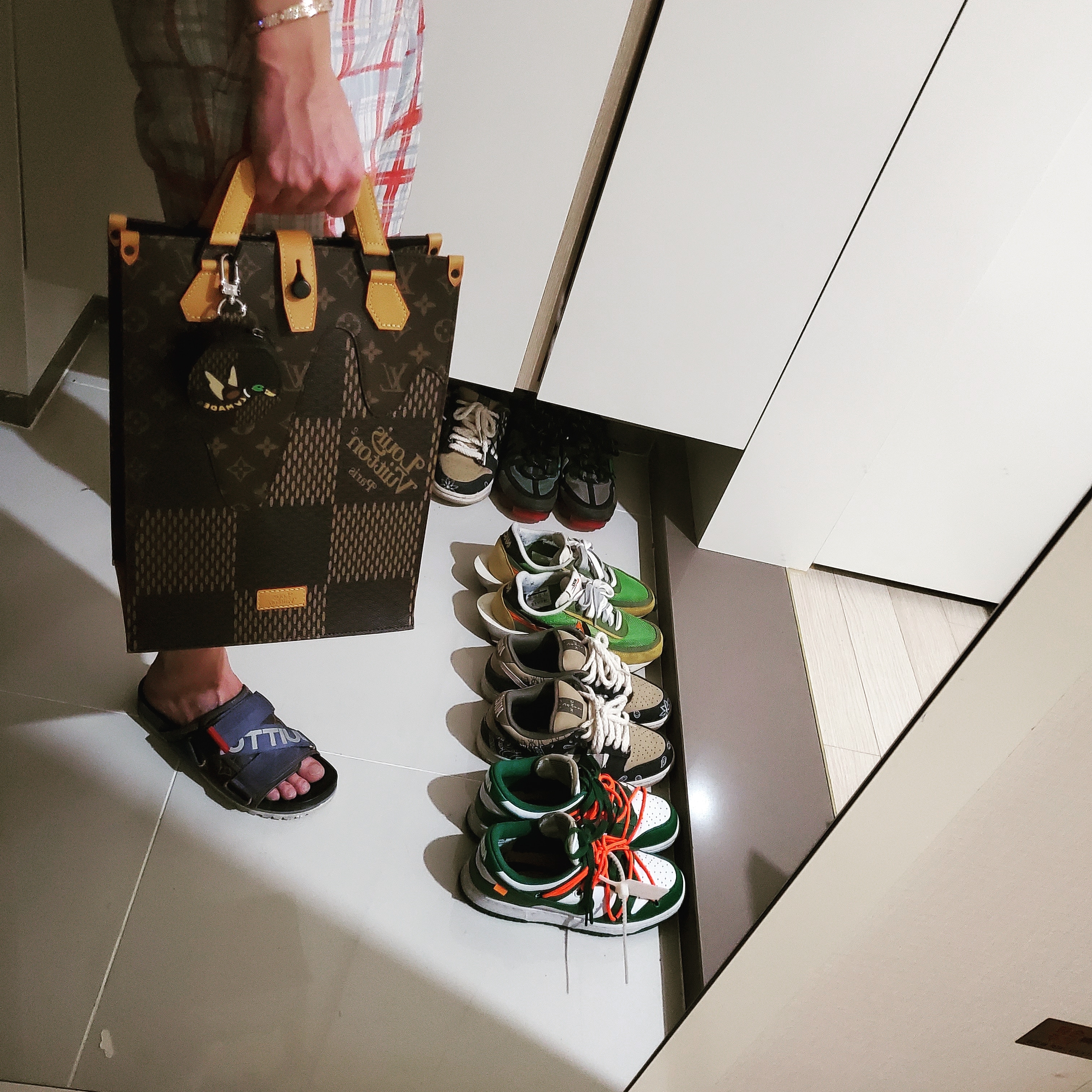 Louis Vuitton x Nigo Mini Tote Giant Damier Ebene and Monogram, Nike x Off-White Dunk Low Pine Green 착용 스타일
