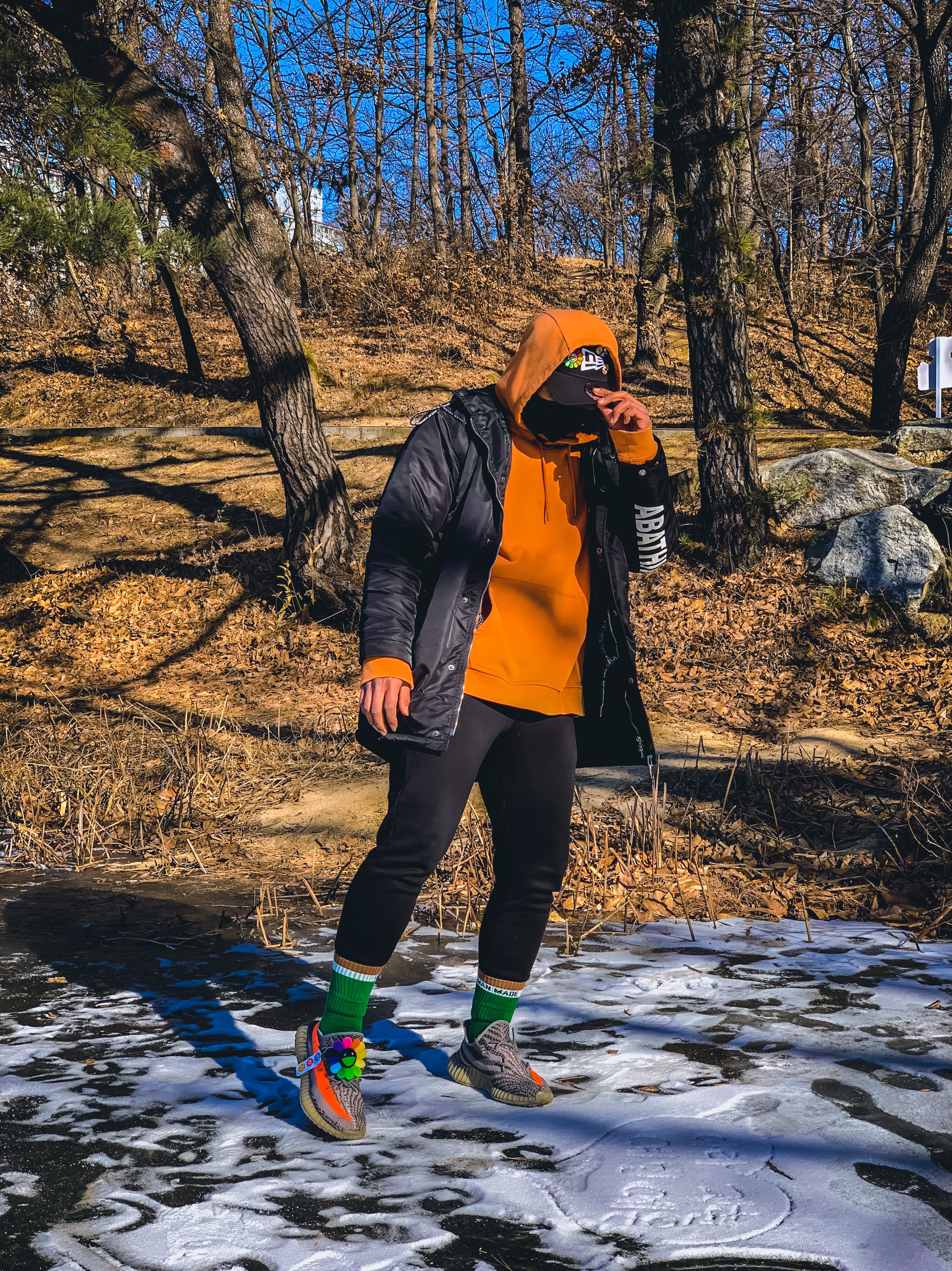 Adidas Yeezy Boost 350 V2 Beluga, New Era x Murakami Takashi Ohana All Over Cap Black 착용 스타일