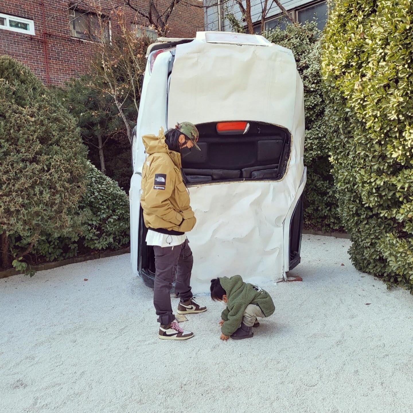 Jordan 1 x Travis Scott Retro High OG SP Mocha, Supreme x The North Face Cargo Jacket Gold - 20SS 착용 스타일 - 5