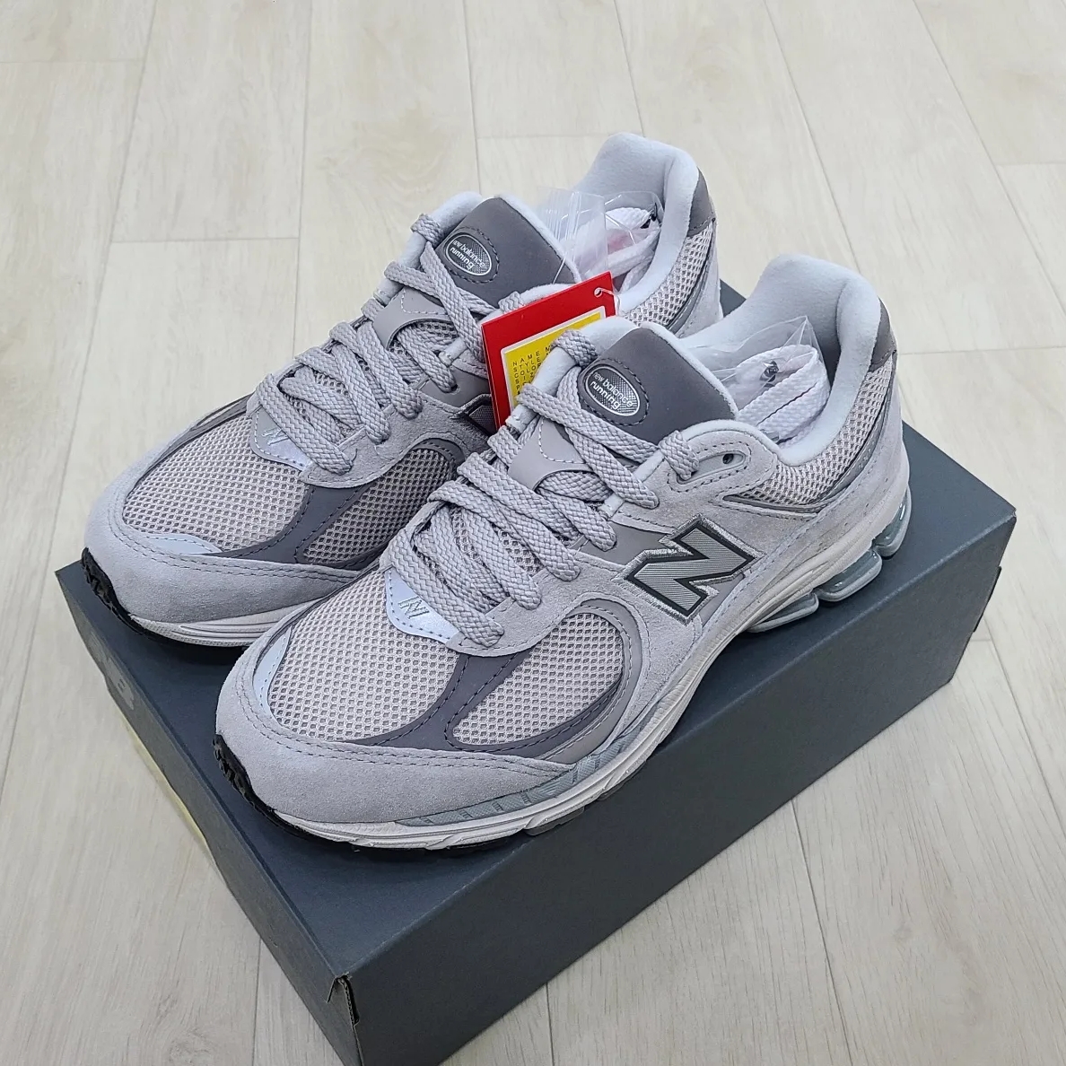 New Balance 2002R T2 Gray, New Balance 2002 Warm Alpaca 착용 스타일 - 2