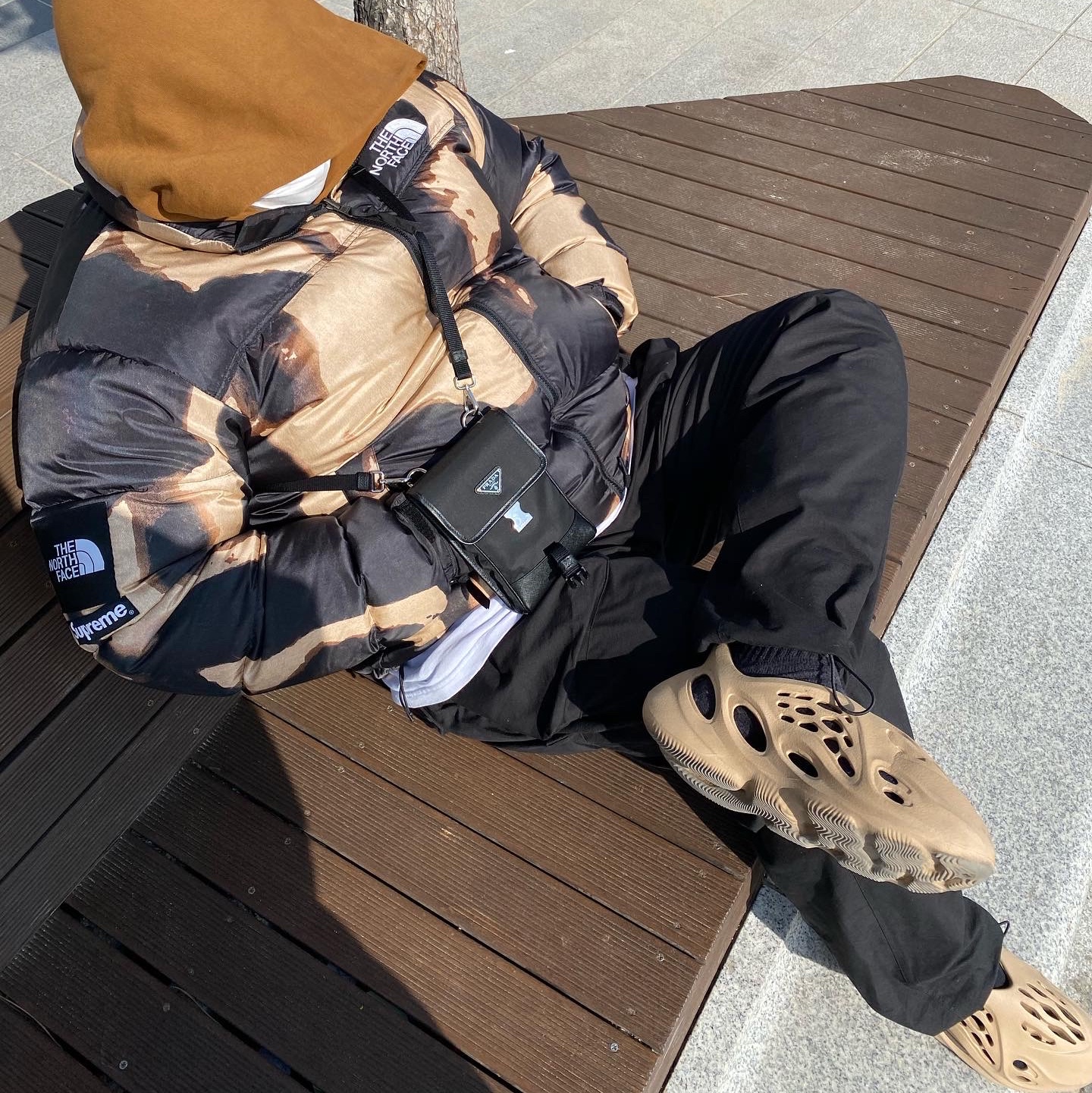 Supreme x The North Face Bleached Denim Print Nuptse Jacket Black - 21FW, Adidas Yeezy Foam RNNR Ochre 착용 스타일