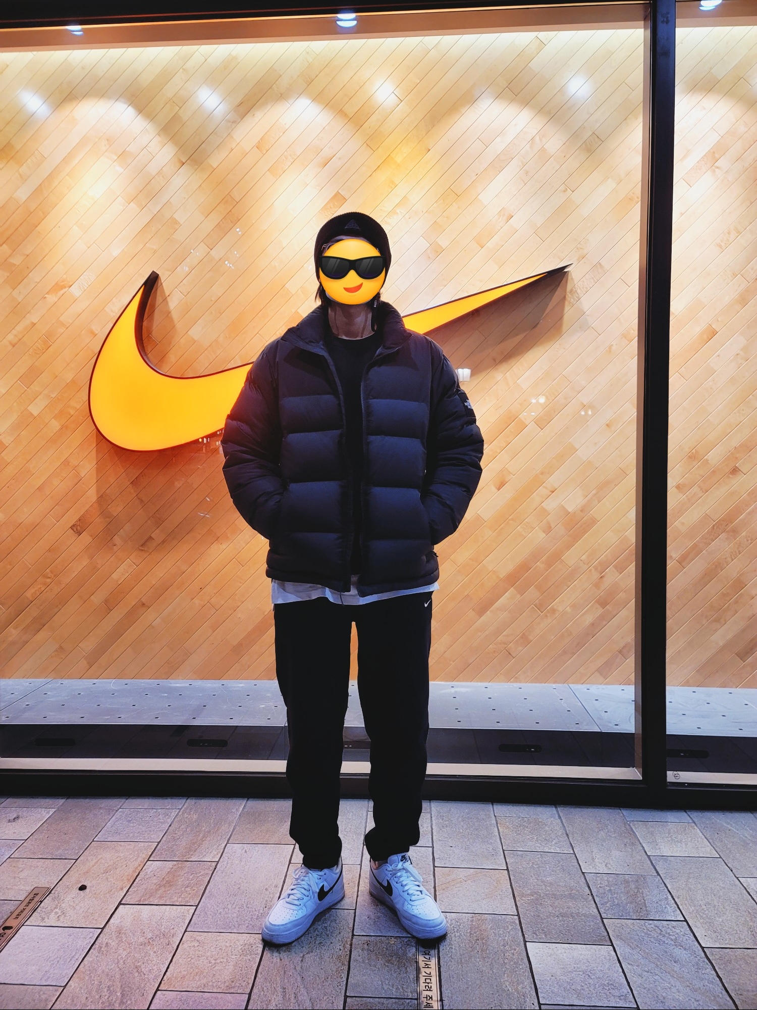 Nike Air Force 1 '07 White Black, The North Face 1992 Nuptse Jacket Charcoal 착용 스타일