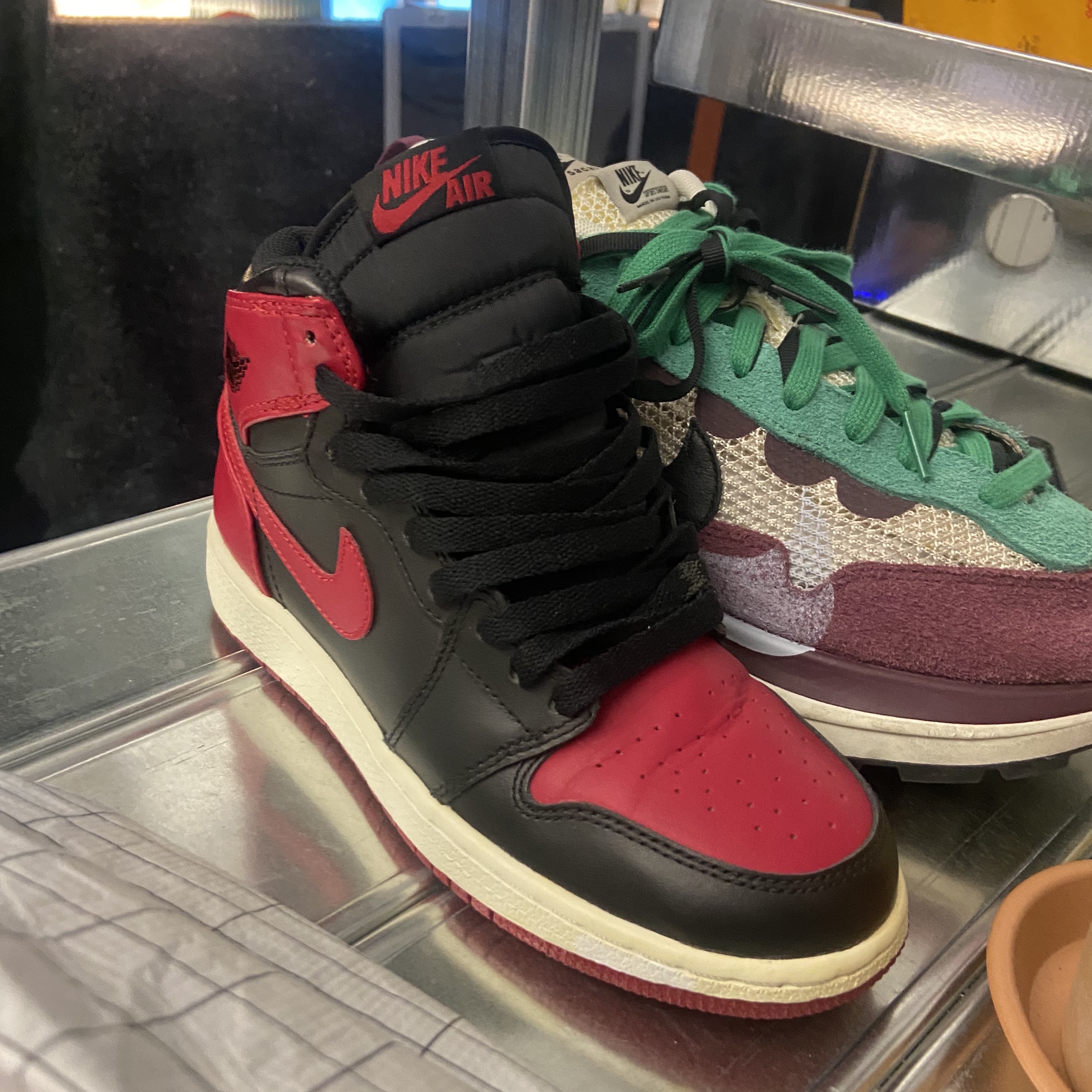 Jordan 1 Retro High OG Bred Banned 2016, Nike x Sacai VaporWaffle String & Black Villain Red 착용 스타일