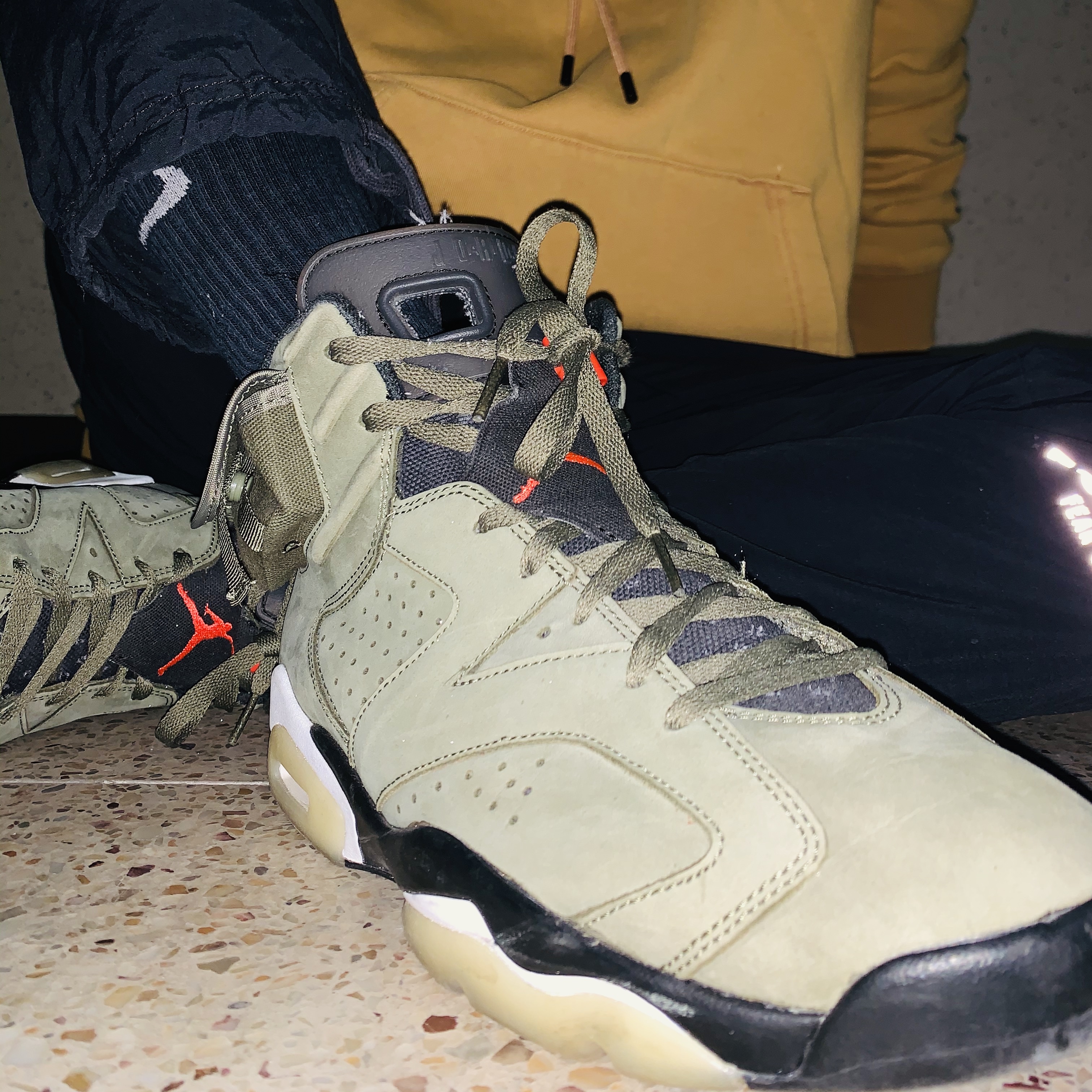 Jordan 6 x Travis Scott Retro Olive 착용 스타일 - 1