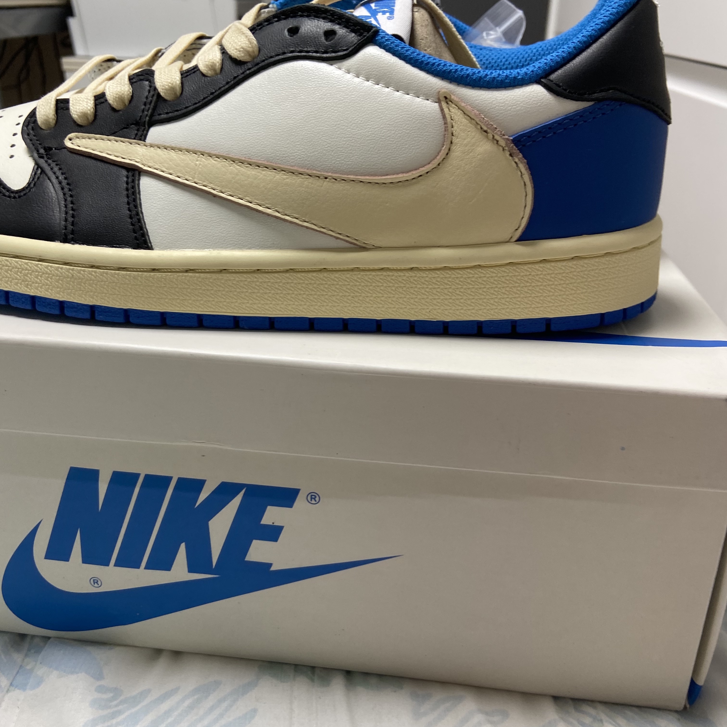 Jordan 1 x Travis Scott x Fragment Retro Low OG SP Military Blue 착용 스타일