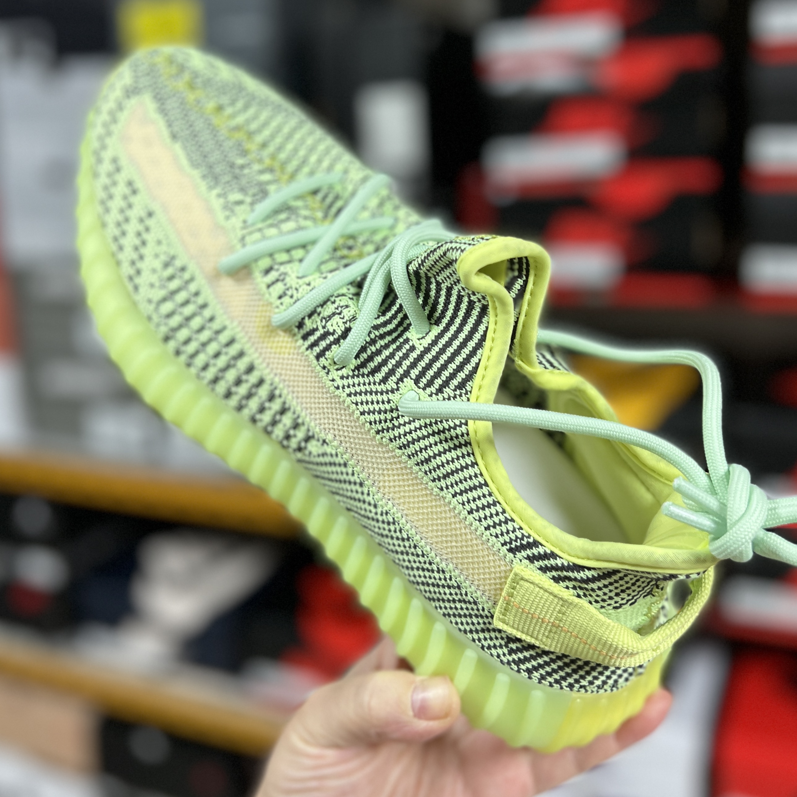 Adidas Yeezy Boost 350 V2 Yeezreel - Non-Reflective 착용 스타일 - 2