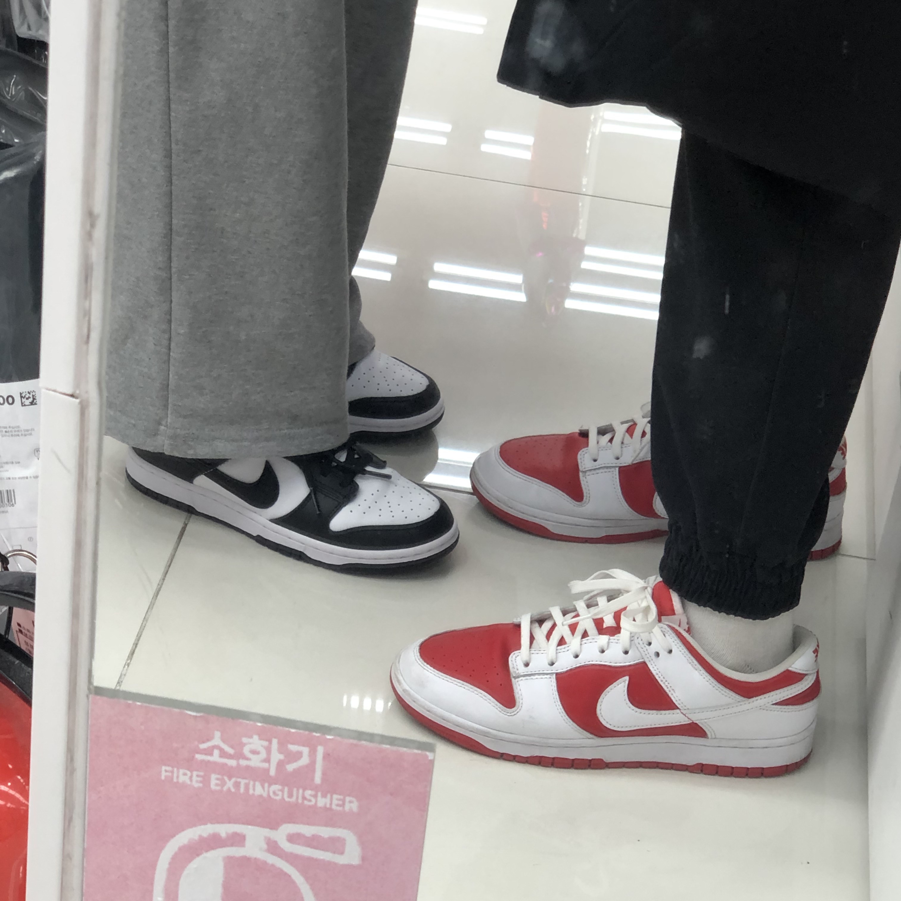 Nike Dunk Low Retro Black, Nike Dunk Low Retro Championship Red 착용 스타일