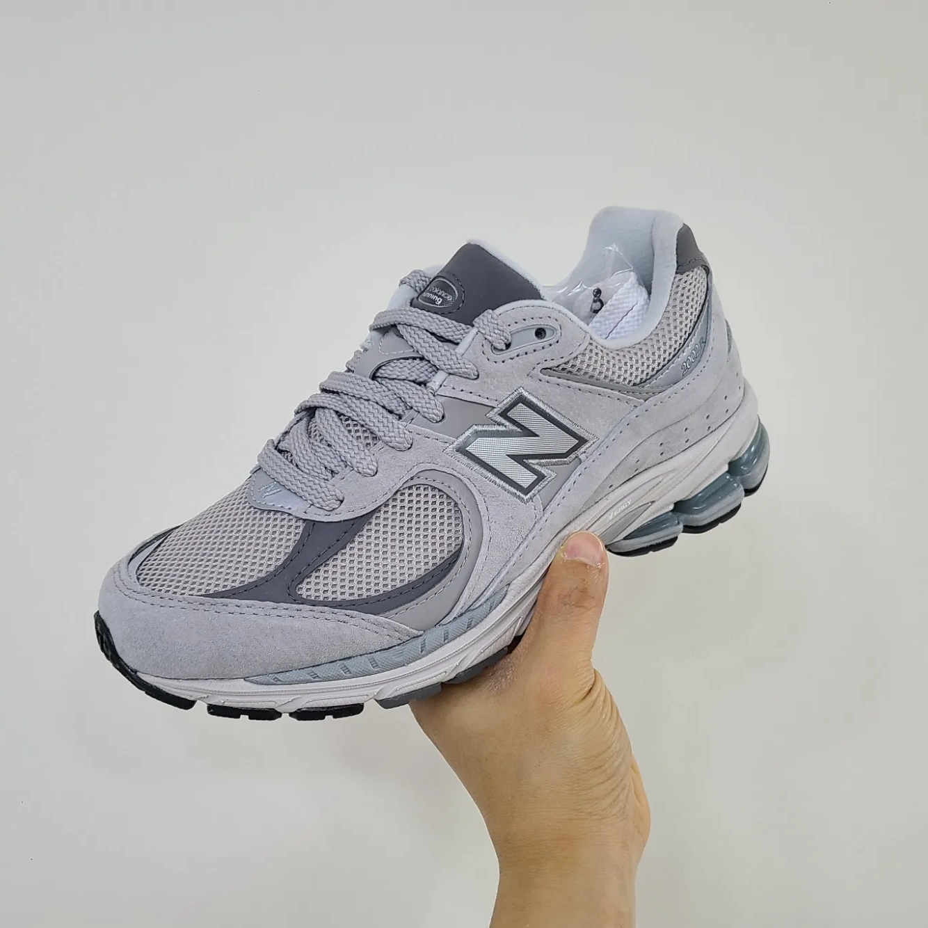 New Balance 2002R T2 Gray, New Balance 2002 Warm Alpaca 착용 스타일 - 1