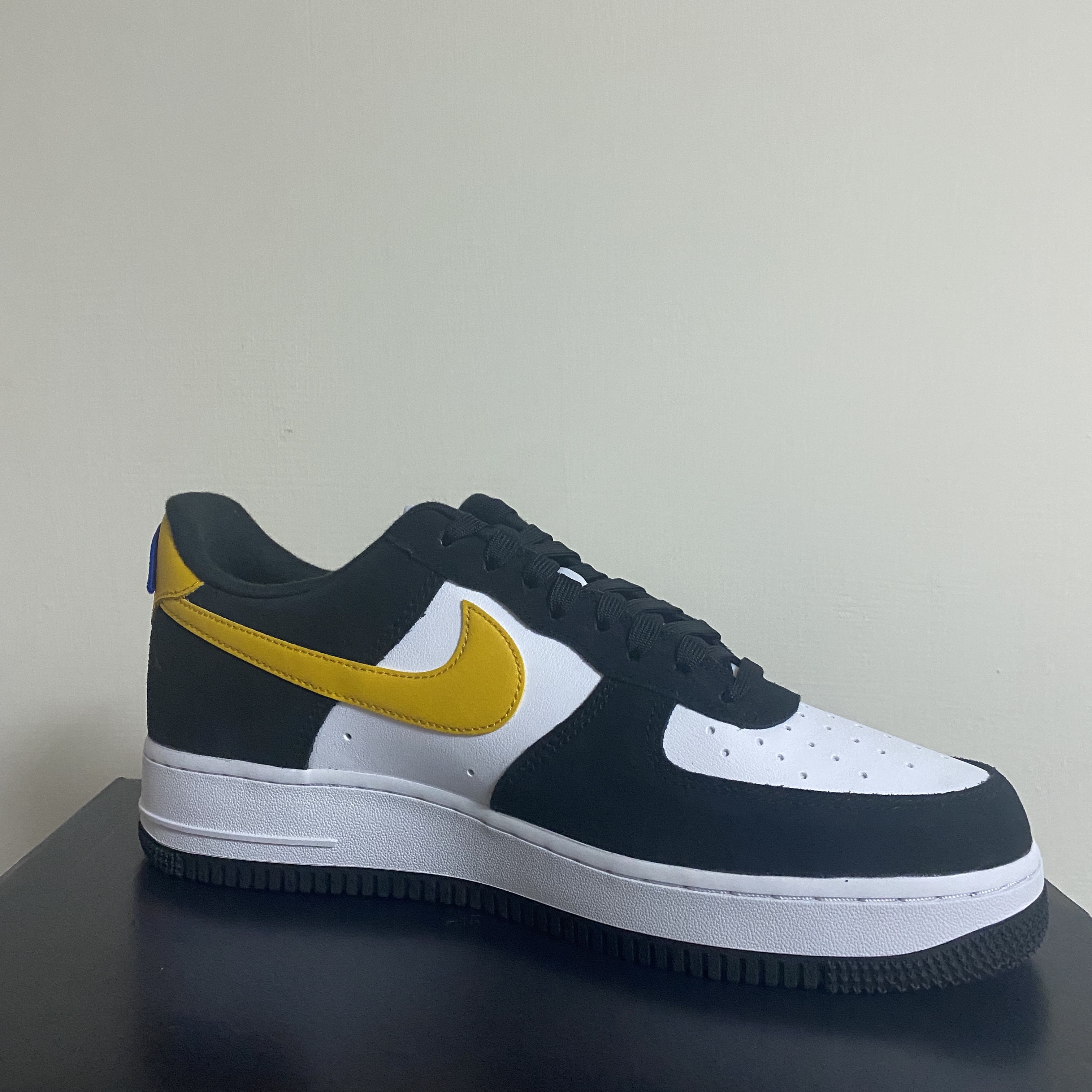 Nike Air Force 1 '07 LV8 Athletic Club Black Dark Sulfur 착용 스타일