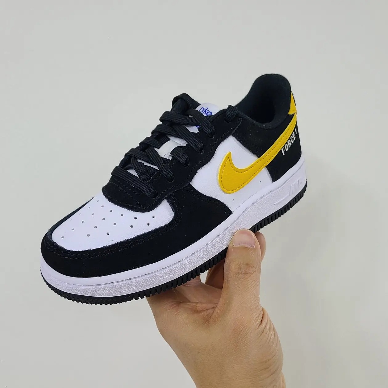 (PS) Nike Air Force 1 LV8 Athletic Club Black Dark Sulfur, Nike Air Force 1 '07 LV8 Athletic Club Black Dark Sulfur 착용 스타일 - 1